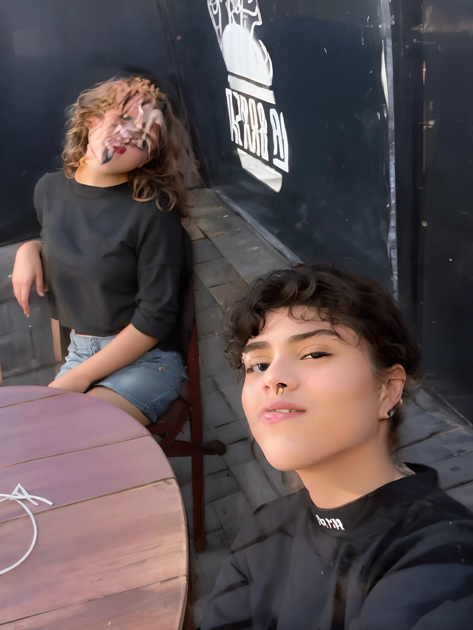 There are two people sitting at a table outside a restaurant, taken in the early 2020s, Charli Bowater e Artgeem, tiradas em 2022, tomada em 2 0 2 0, foto de perfil, imagem de perfil, suave em _ O pano de fundo, taken in the late 2010s, instagram story, com afro
