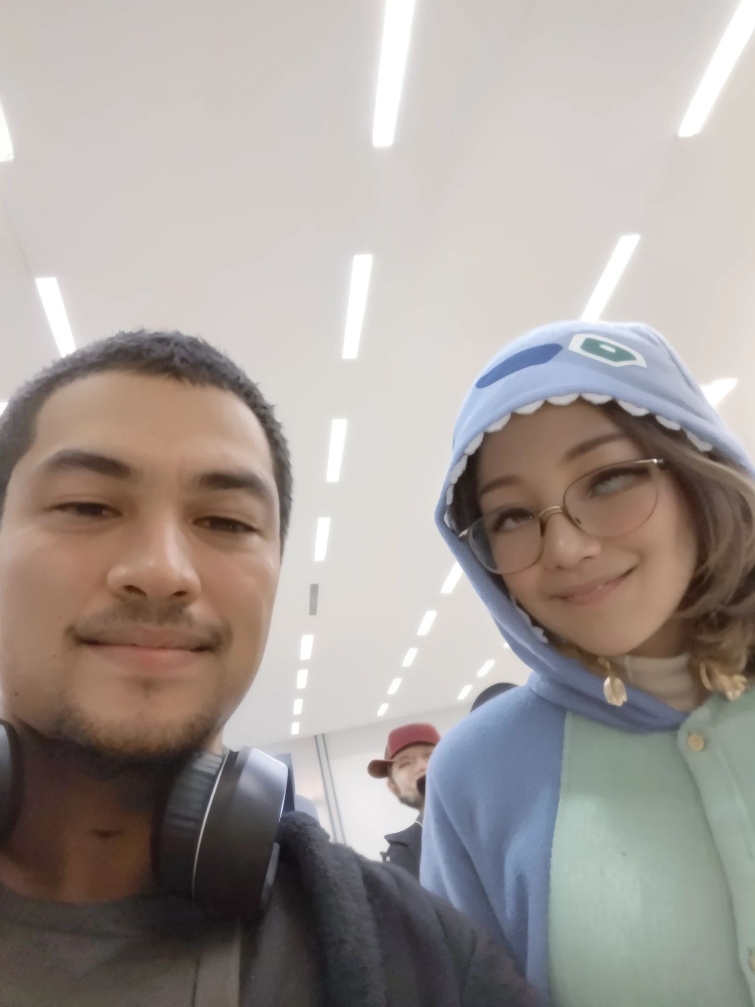 they are wearing a blue and green jumpsuit, foto de perfil 1024px, Pokimane, em um shopping, Reddit, foto de baixa qualidade, imagem de qualidade muito baixa, com dois personagens, medium shot of two characters, both smiling for the camera, foto do perfil, em um shopping, Foto Octane 8K, in tokyo, Selfie