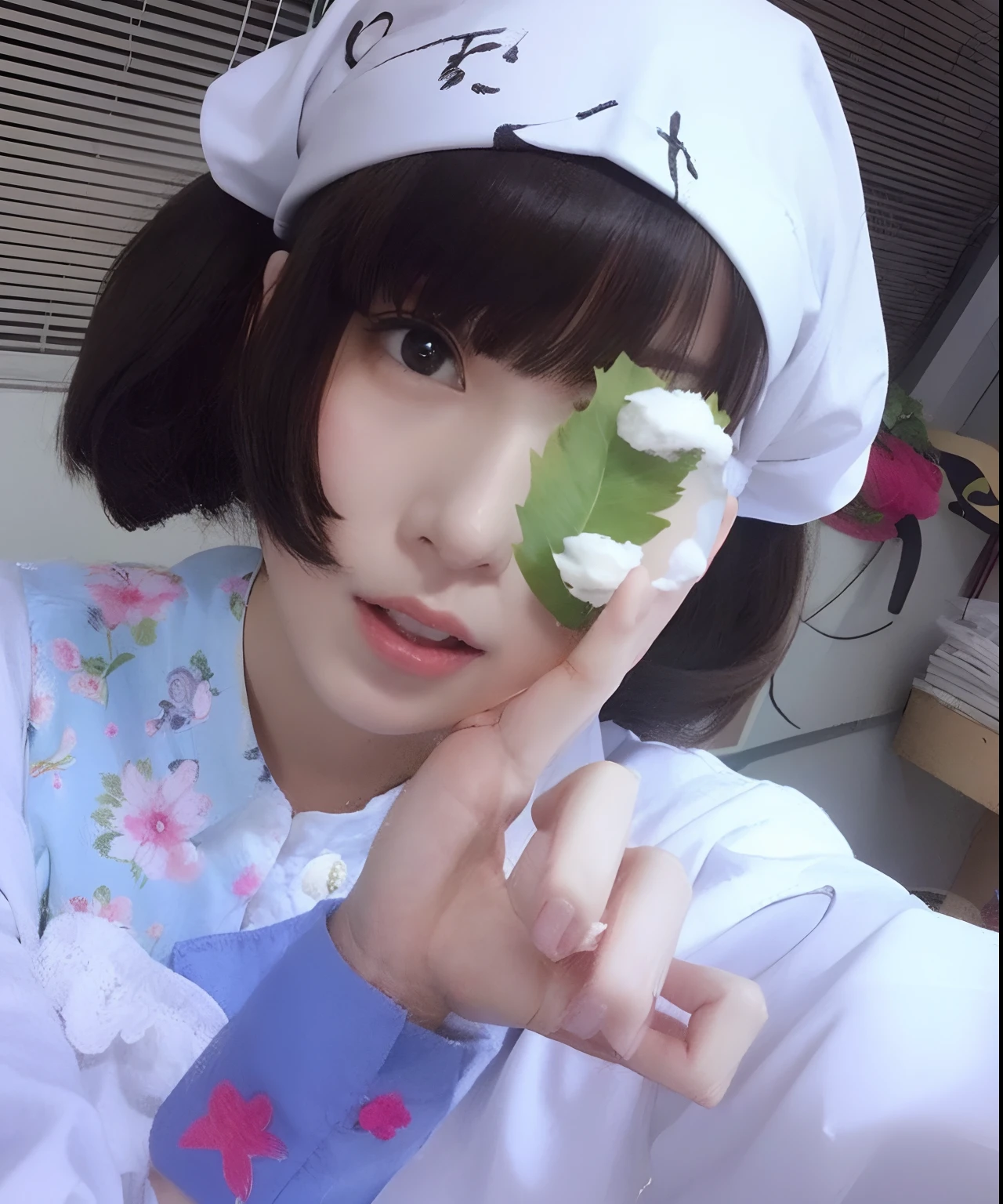 there is a woman in a chef&#39;s hat holding a green leaf, Menina anime na vida real, Ulzzang, Anime Garota Cosplay, japanese maid cafe, Anime cosplay, menina emo comendo panquecas, branco hime corte penteado, Ruan Vtuber Fofo, fofo, Shikami, bonito rosto de anime natural, menina kawaii bonito, Chiho, com o dedo indicador
