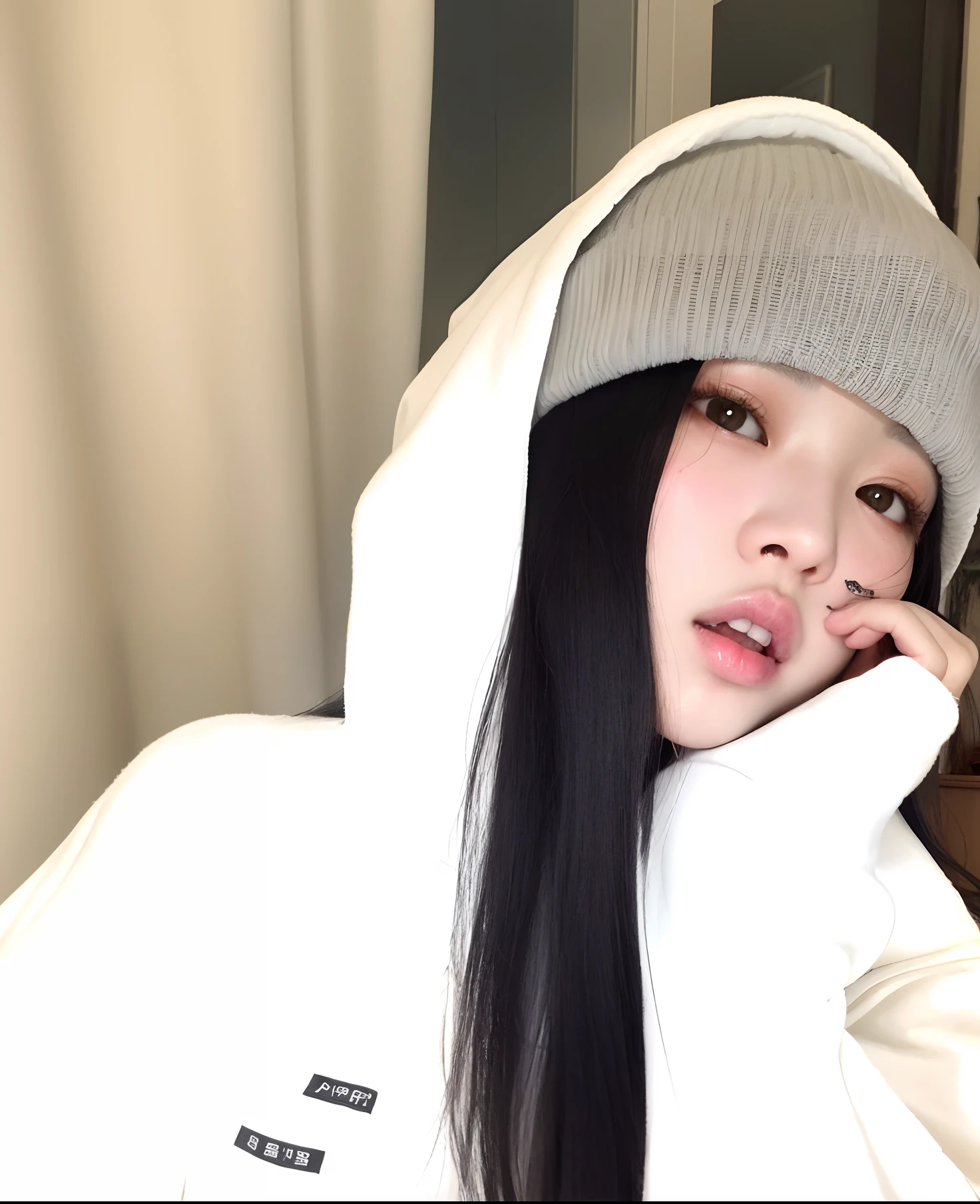 there is a woman with long black hair wearing a white hoodie, jennie blackpink, Parque Roseanne do Blackpink, jossi do blackpink, menina de cabelo preto vestindo capuz, Ulzzang, menina vestindo capuz, Retrato de Jossi de Blackpink, Lulu Chen, com capuz, foto de perfil, wan adorable korean face, Gongbi, pale snow white skin, Sha Xi