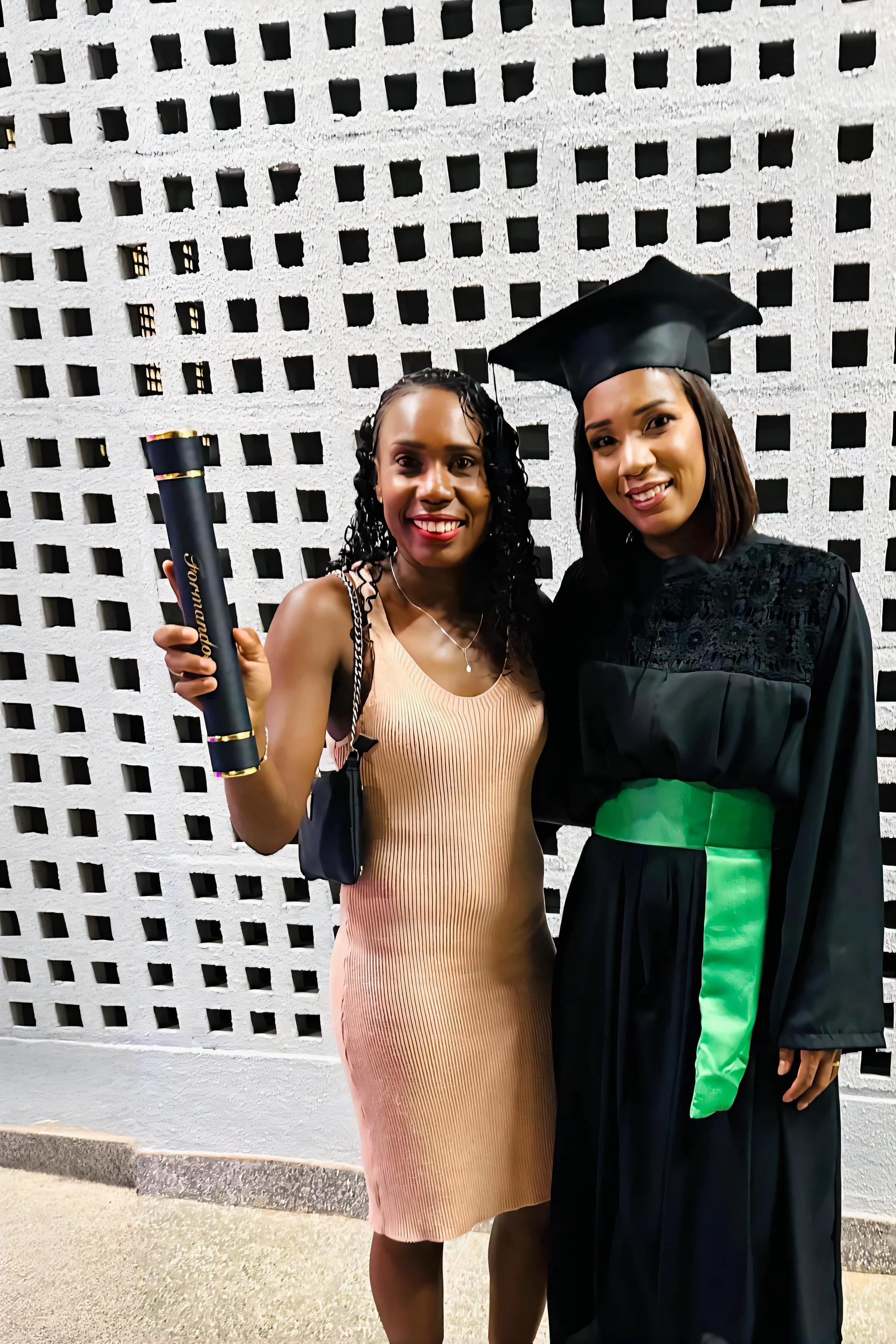 There are two women in graduation dresses posing for a photo, wearing an academic gown, editing, tomada em 2 0 2 0, em vestes escuras com detalhes dourados, post graduate, bem editado,