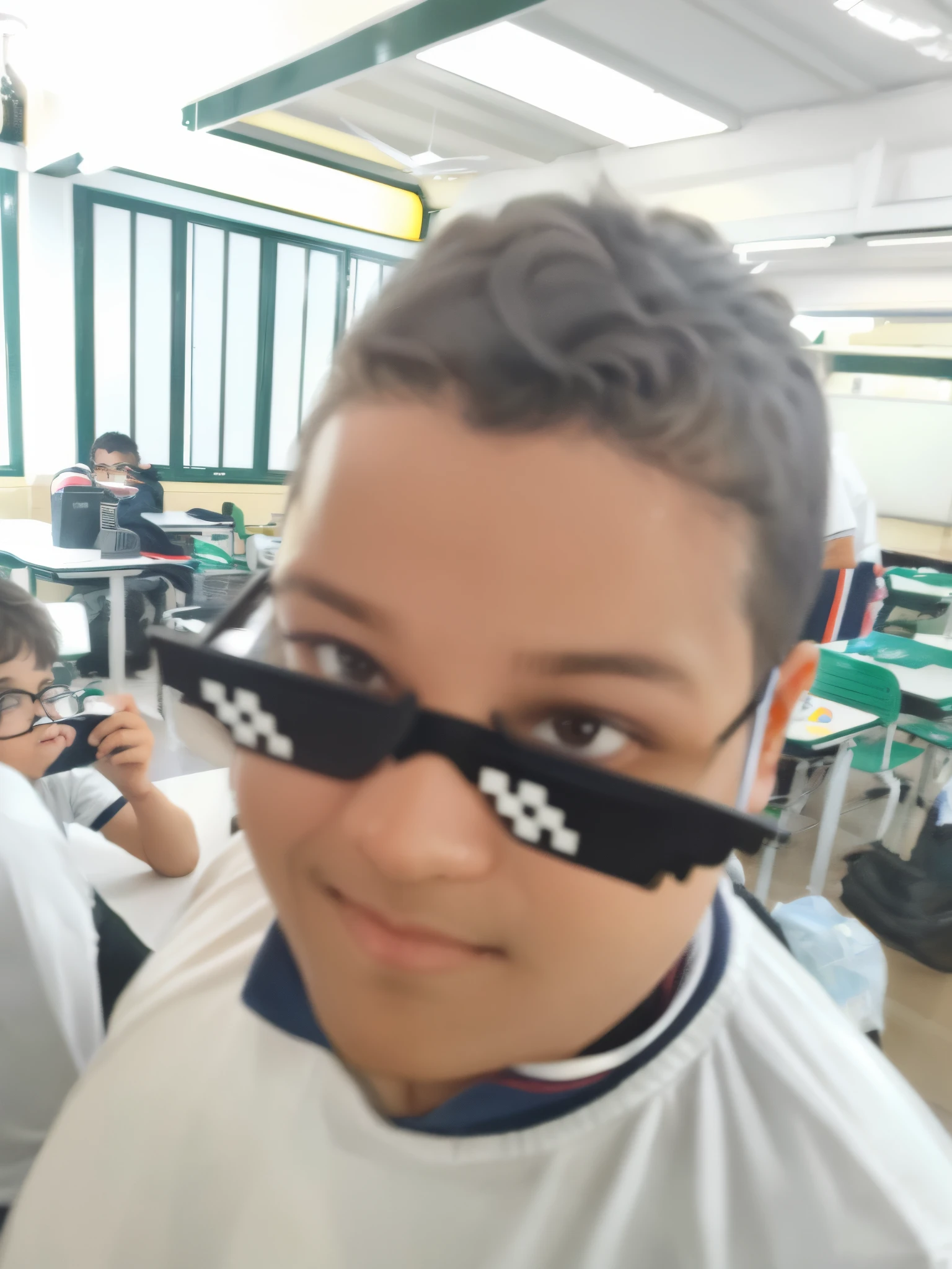 there is a boy with a pair of glasses on his face, wearing glack glasses, wearing shiny black goggles, Looking at camera!!!, !! looking at the camera!!, usando um tapa-olho, !!wearing modern glasses!!, Parece Fabiula Nascimento, !!wearing glasses!!, imagem desfocada, self - retrato!!!!, ele usa um tapa-olho
