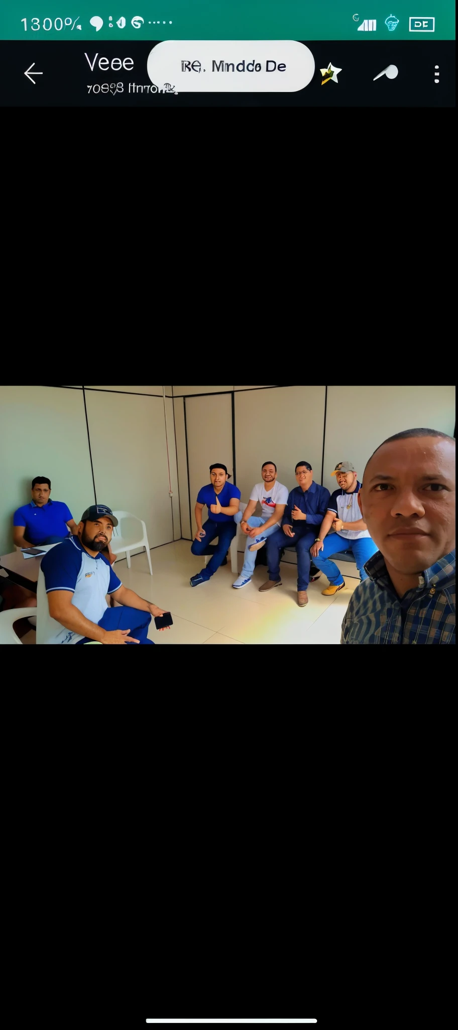 there are many people sitting in a room together on the phone, instagram story, Capturado no iPhone, capturar, Foto realista, facebook post, 4 k post, Postagem 4k, instagram post, Postagem no Reddit, foto no iphone, oficial, Directed by: Abidin Dino, Tiro no iPhone 1 3 Pro Max, screensaver, foto de perfil, imagem de qualidade muito baixa