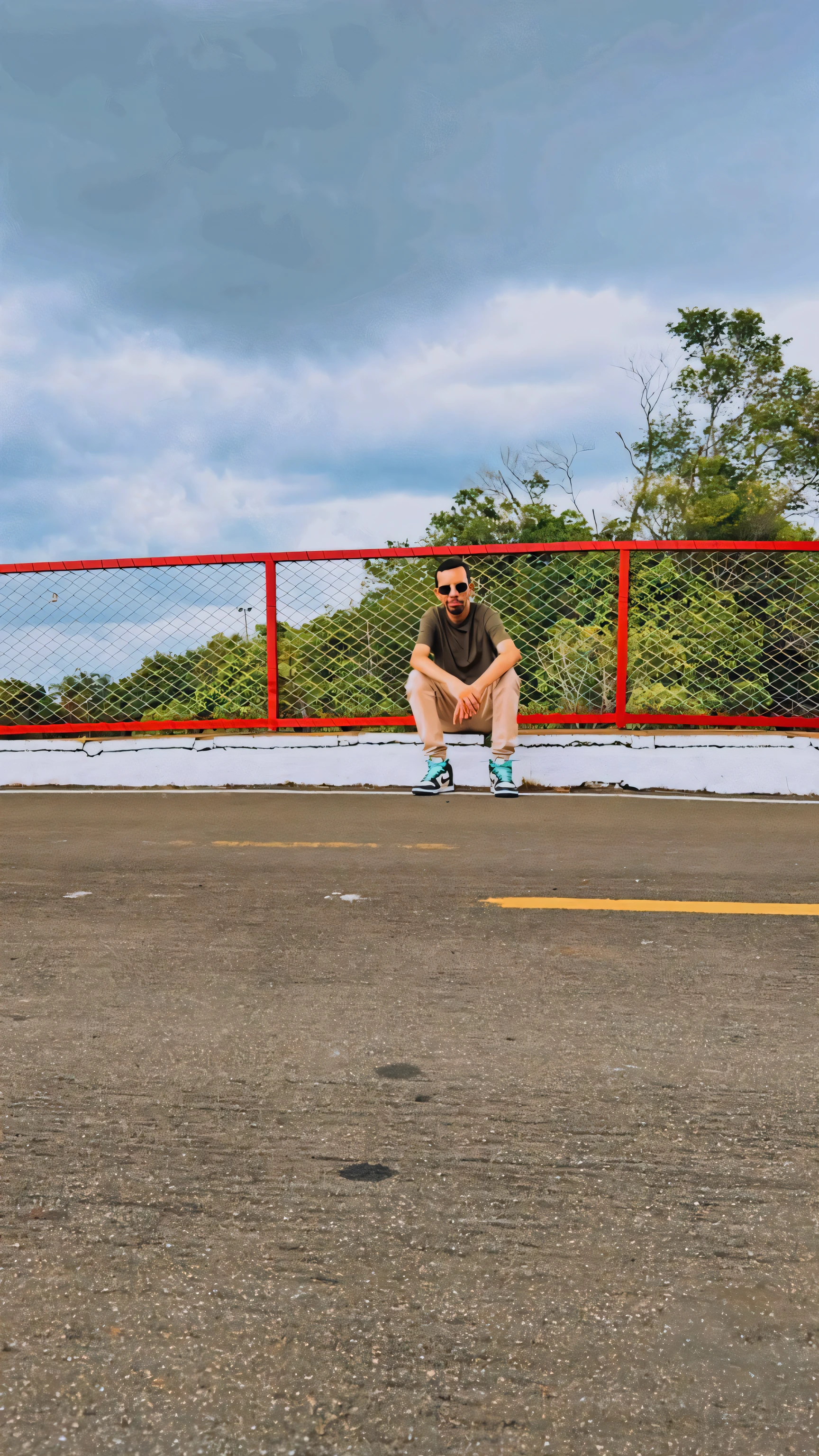 There's a man sitting on the sidewalk, em uma pista de corrida, na pista de corrida, em uma pista de corrida de rua, standing on roof, em um estacionamento, sitting on ground, em uma ponte, senta-se em um telhado, standing in a parking lot, Tiro com Sigma F/ 4.2, Tiro com Sigma F / 4. 2