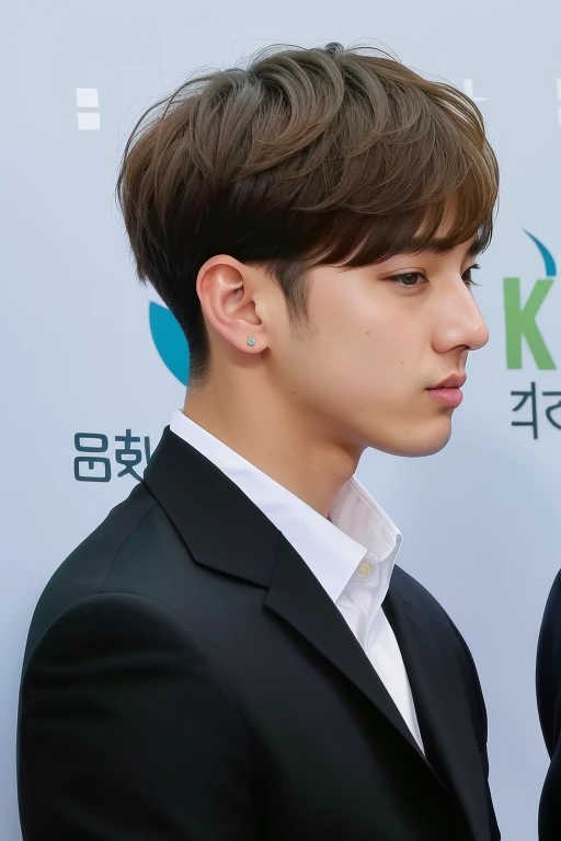 um close up de uma pessoa usando terno e gravata, Jungkook, maxilar proeminente, he has an elongated head shape, Kim Doyoung, Hyung Tae, Jimin\'s right eyelid swollen, olhos pesados para o lado, orelhas redondas, Cai Xukun, Yoongi de cabelos pretos, com o mesmo penteado, olhar inocente, Jimin\Nariz grego
