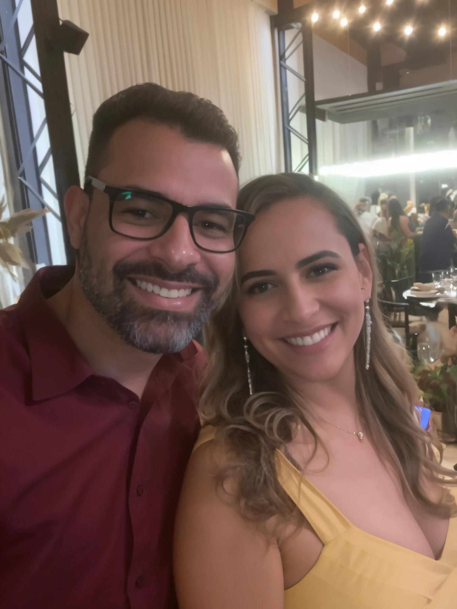 casal sorridente posando para uma foto em um restaurante, imagem de perfil, Directed by: Nandor Soldier, foto do perfil, Casal feliz, andrea rocha, david rios ferreira, Lovely couple, Fotografia tirada em 2 0 2 0, Directed by: Luis Miranda, icaro carvalho, Directed by: David Ruby, casal sorridente, In Sao Paulo, momma and papa
