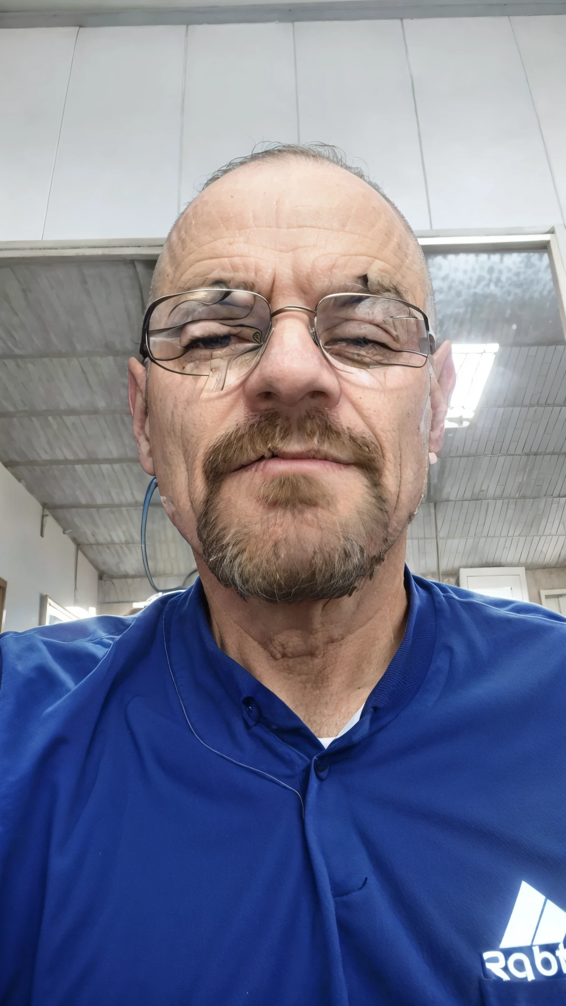 There's a man in glasses and a blue shirt, Fotografia selfie 8k, Emad Mostaque, cerca de 3 5 anos, imagem de qualidade muito baixa, foto de perfil, rosto suado, selfie de um homem, foto do perfil, suando muito, com rosto preciso, foto selfie, (38 anos), com restolho limpo, Homem de 4 0 anos