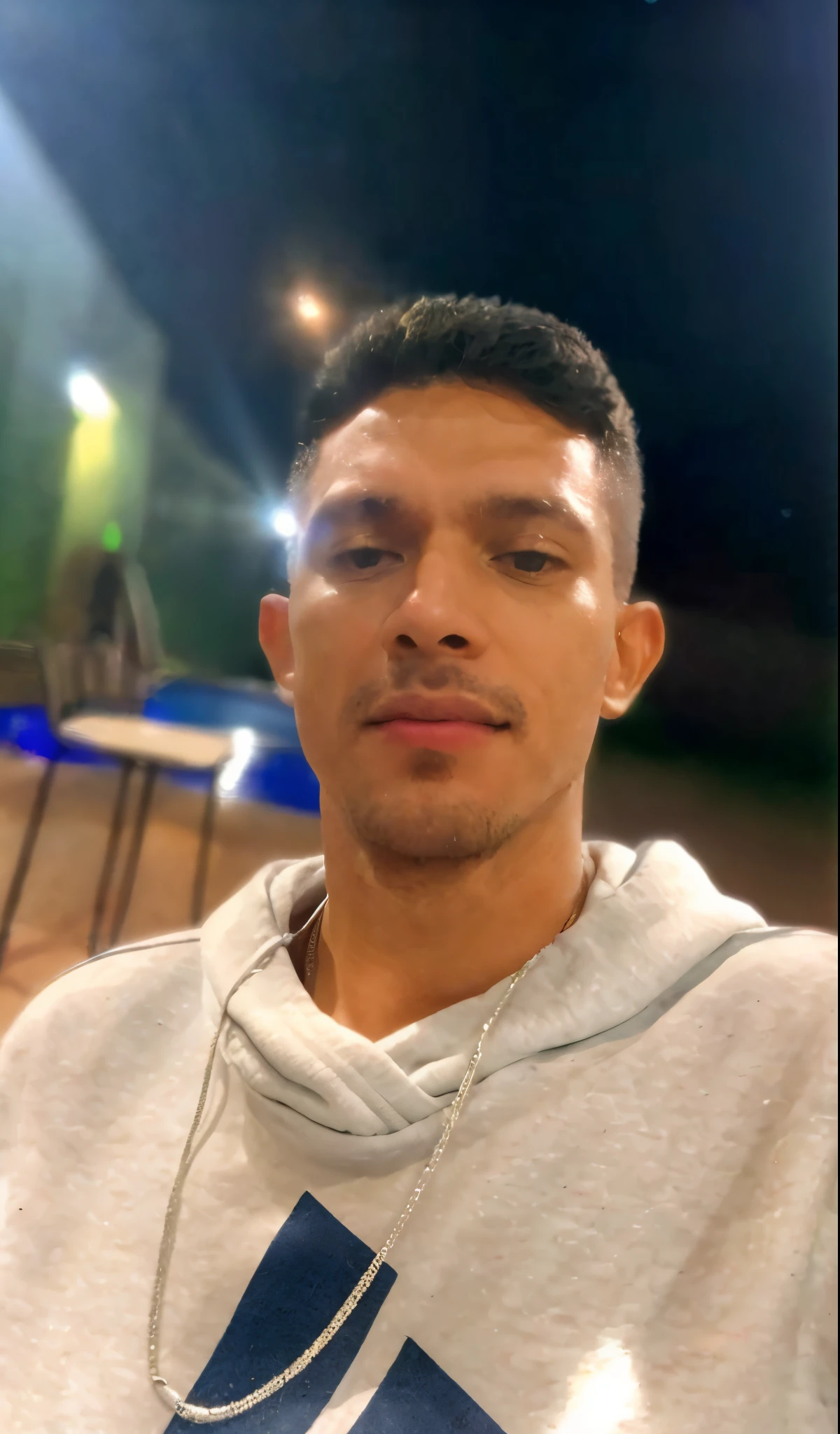 foto realista de barba musculosa (Man) em um desgastado ((skin-revealing skimpy erotic red tracksuit, massive hairy pecs)), Pecs grandes, big arms, bojo, VPL, ((bokeh luz)), intrincado, (steel metal [descansar]), elegante, Erotic, exalando energia sexual, homoerotic, foco nítido, Foto tirada por Greg Rutkowski, soft lighting, cores vibrantes, (master part), ((Ruas)), (Rosto detalhado), Olhando para o Viewer, Sorriso leve, Noite, walking towards the viewer, Cinematic lighting, beautiful lighting, Cinematic lighting, (filtro nebuloso, filmic grain:1.2)