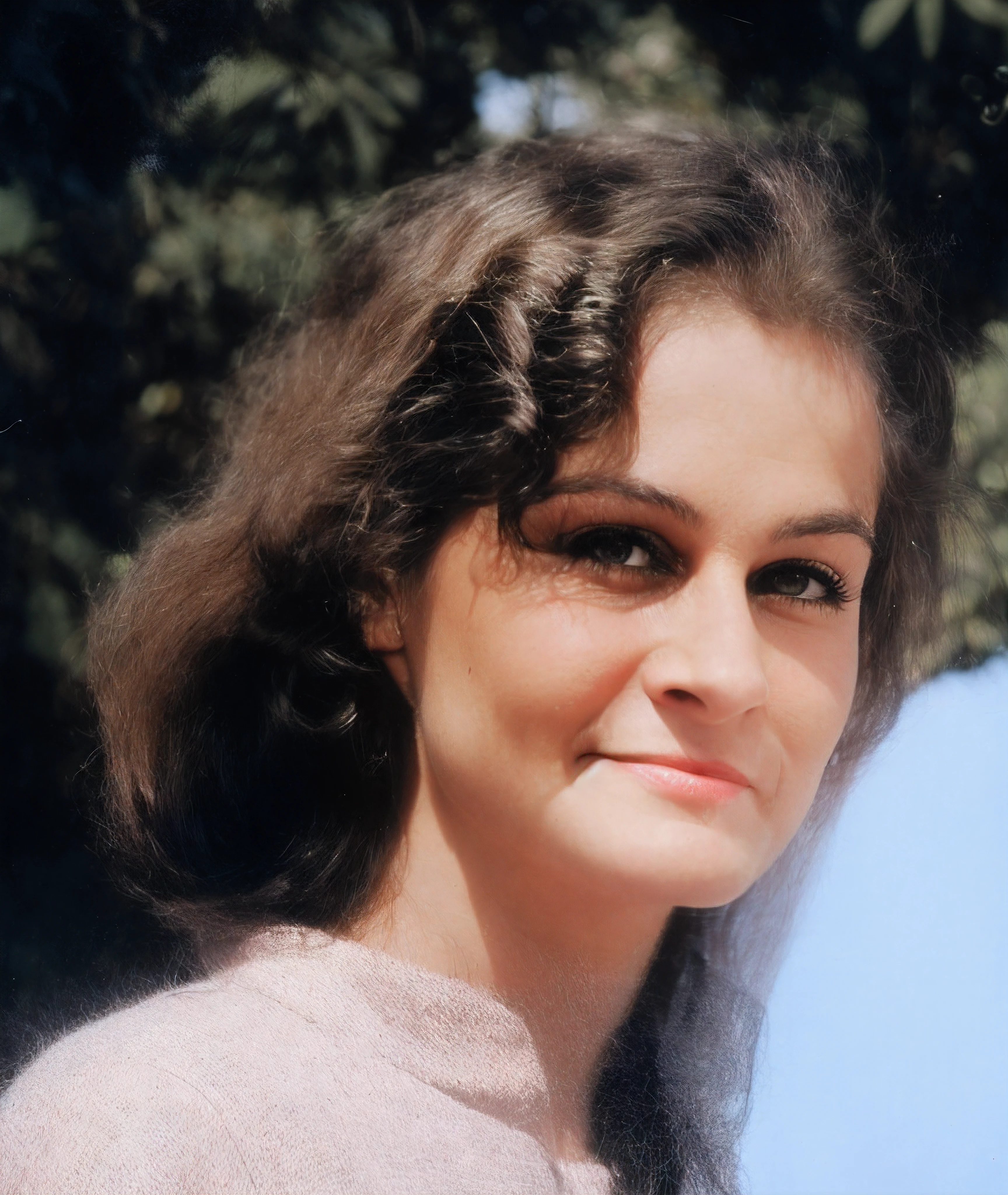 there is a woman that is smiling and posing for a picture, uma foto colorida, Mulher parece Gilda Radner, foto colorida, foto da mulher jovem, taken in the late 1970s, taken in the 1970s, fotografia colorida, Fotografia colorida dos anos 1960, foto 1960, Foto de uma mulher