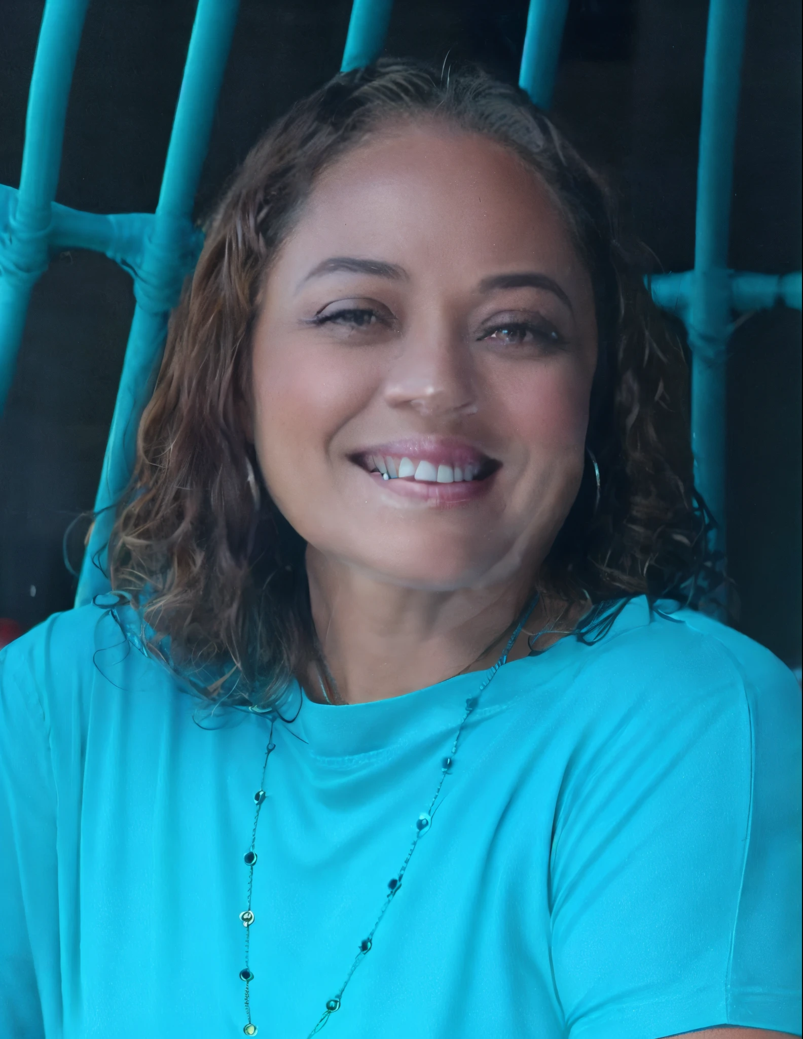 mulher sorridente sentada em uma cadeira com uma camisa azul, Alanis Guillen, Karla Ortiz, Magda Torres Gurza, Lorena Avarez, taken in the early 2020s, imagem de perfil, Malika Favre, fernanda suarez, Sandra, Miranda Meeks, Directed by: Nandor Soldier, by Amelia Peláez