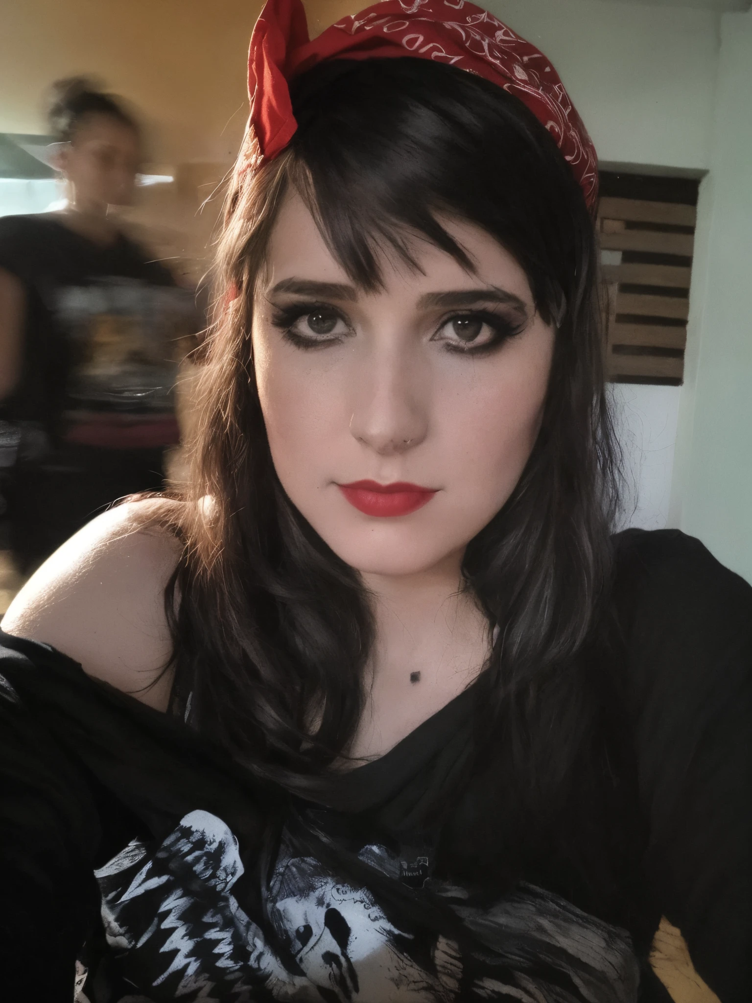 There's a woman with a red bandana on her head, wearing goth makeup, imagem de qualidade muito baixa, Angiewolf, foto de baixa qualidade, Foto de perfil, halfbody headshot, Foto POV, olhos pesados para o lado, selfie shot straight on angle, cabelos pretos e olhos grandes, fotografia de baixa qualidade, rosto sexy com maquiagem completa, goth girl, foto de perfil headshot