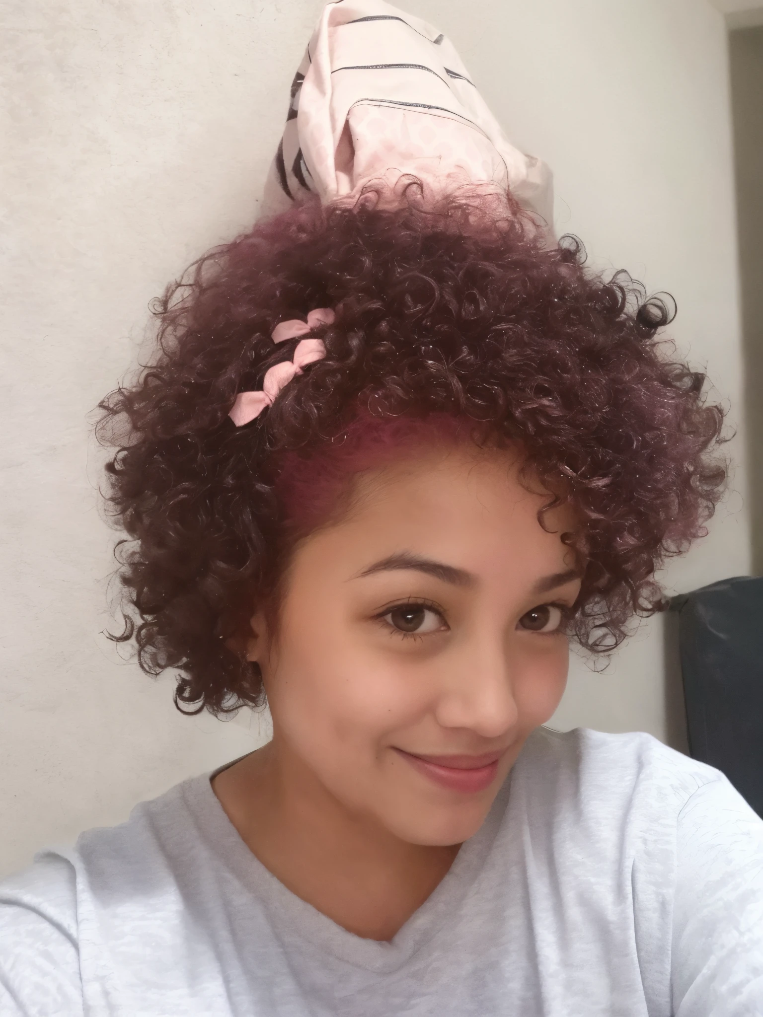 there is a woman with a pink hat on her head, com cabelos ruivos cacheados, cabelo rosa encaracolado, afro encaracolado, cabelos permeados, Afro vermelho, com afro, cabelos cacheados vermelhos, franja encaracolado, cabelos ruivos cacheados, cabelos naturais, cachos por cima, cabelos cacheados, curly hair, cabelos castanhos cacheados, (cabelos cacheados escuros e curtos), wearing pink hair bow