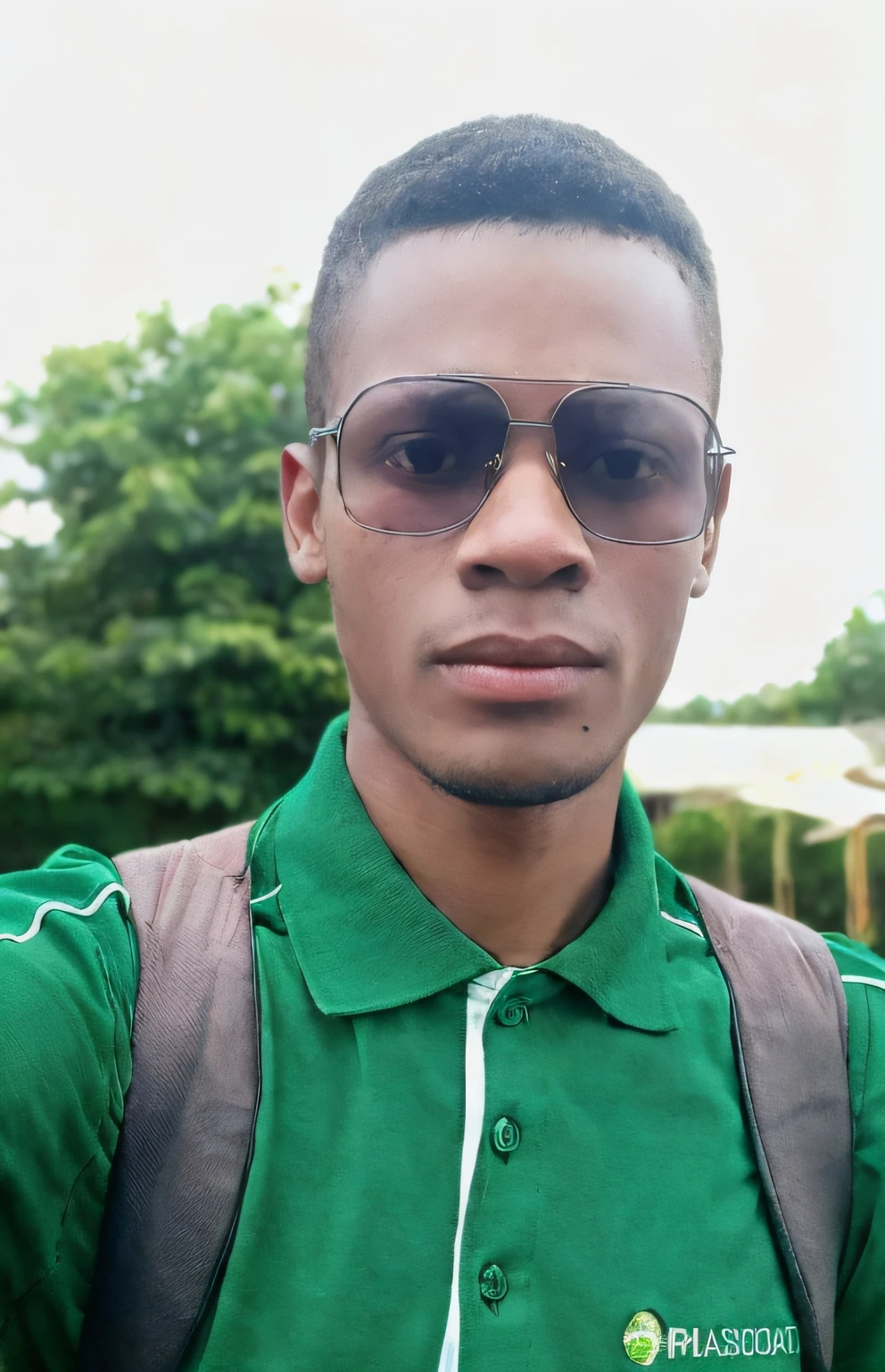 jovem negro bonito, camisa verde