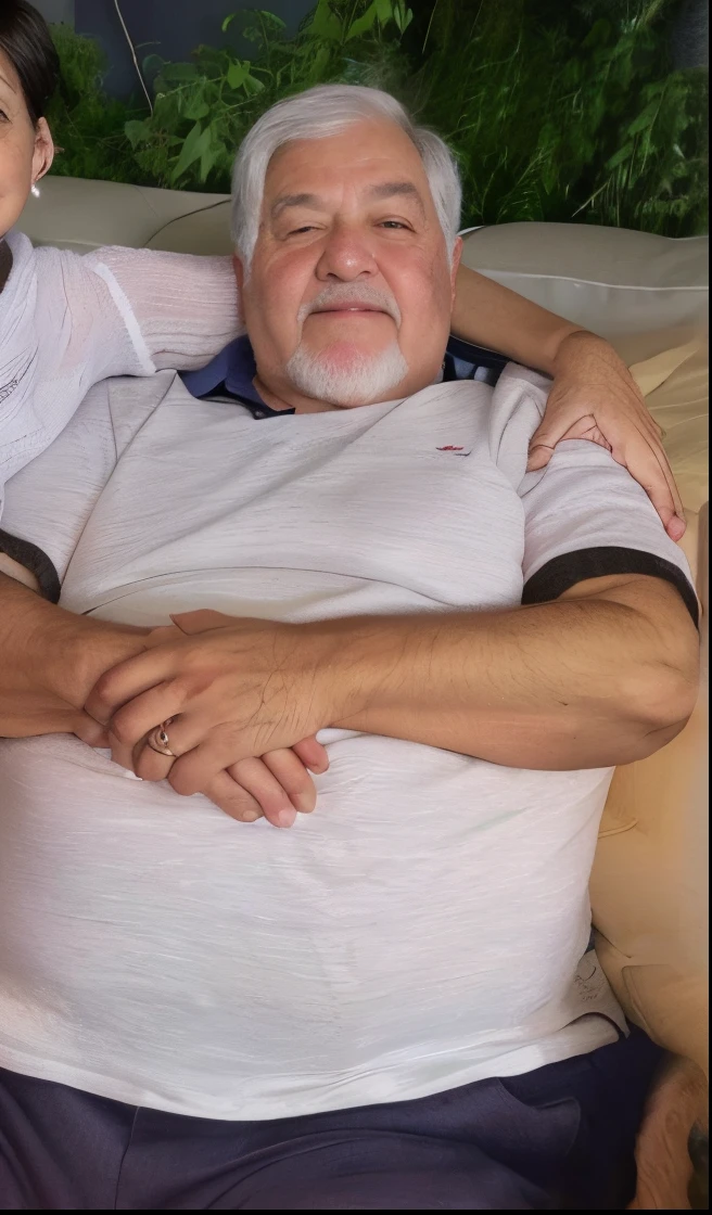 there are two men and a woman sitting on a sofa, ele tem cerca de 7 0 anos de idade, taken in the early 2020s, foto de um homem branco de 50 anos, ele tem cerca de 60 anos, ele tem cerca de 6 0 anos de idade, foto de perfil, repousando no peito, Fotografia tirada em 2 0 2 0, um velho