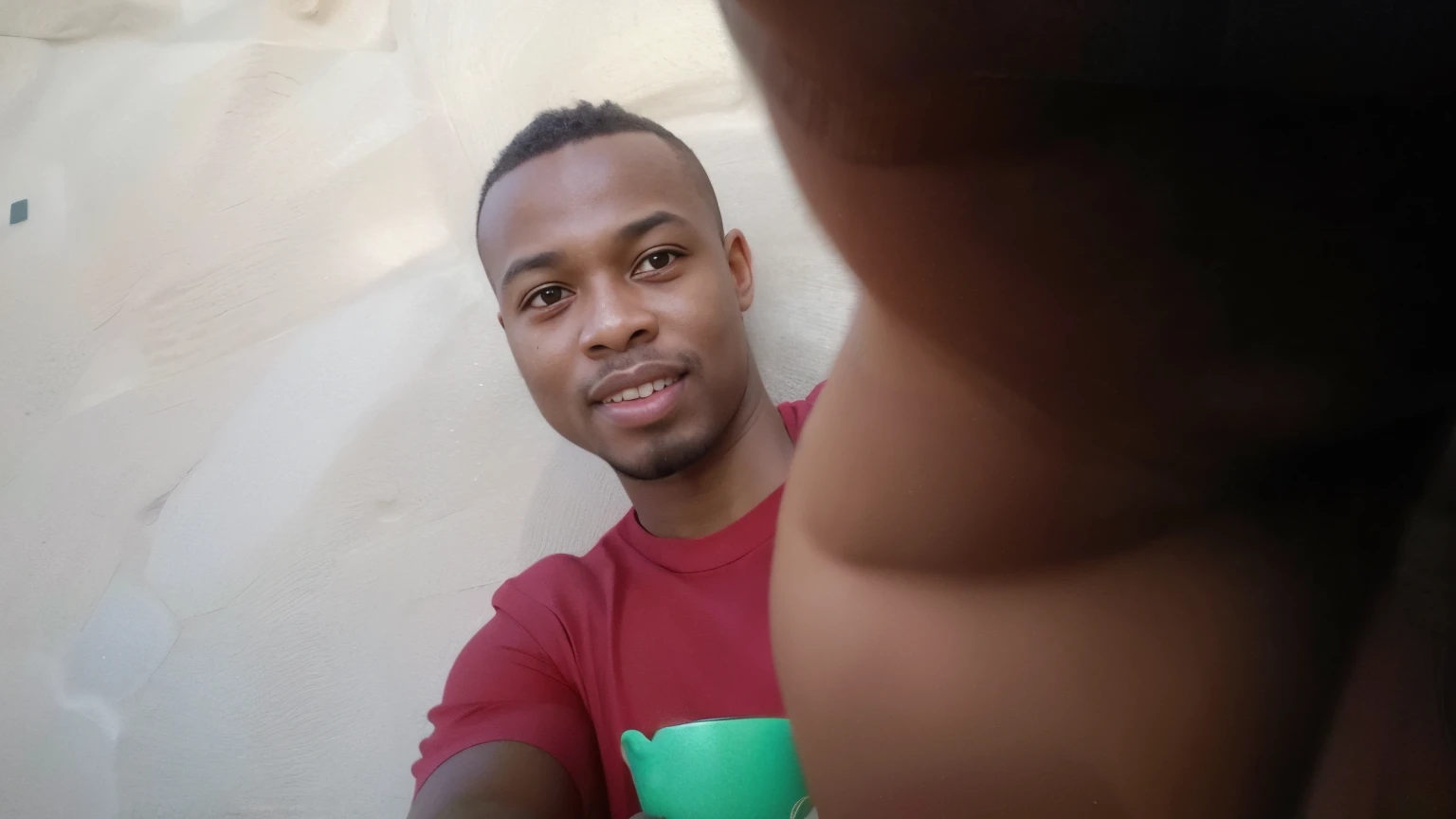there is a man holding a green cup in his hand, imagem de qualidade muito baixa, em torno de 1 9 anos, Jorge Pemba, selfie shot straight on angle, ele tem cerca de 20 anos, ele tem cerca de 2 0 anos de idade, Riyahd Cassiem, holding it out to the camera, foto selfie, David Uzochukwu