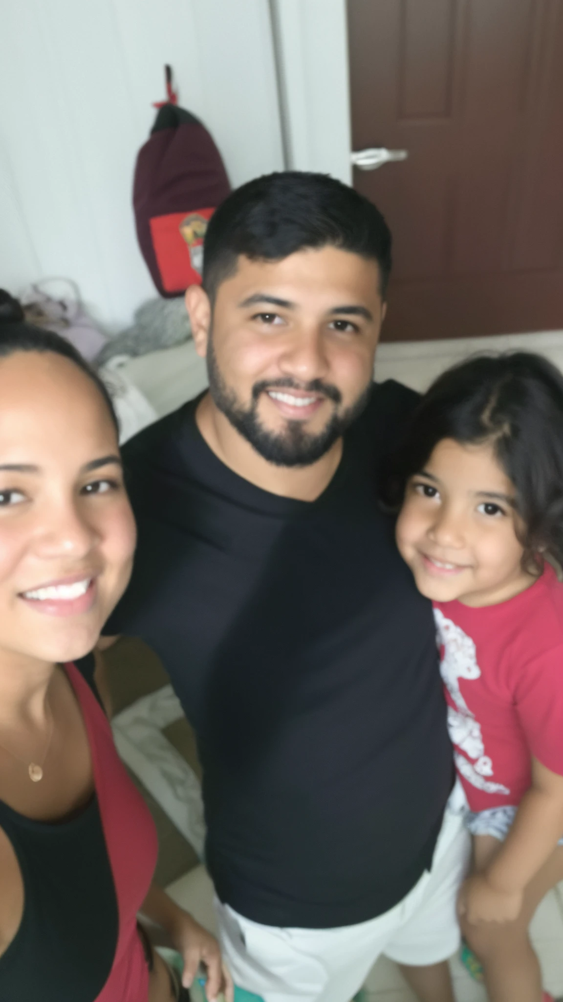 There are two people and a child posing for a photo, imagem de perfil, Postagem no Reddit, foto do perfil, 3 0 anos de idade mulher, Mulher de 30 anos, foto de perfil, fami, Cristiano Orrillo, Luis Nieves Sr., foto de perfil, José Moncada, facebook post, Family photo, Joel Torres, foto de perfil 1024px, Happy family