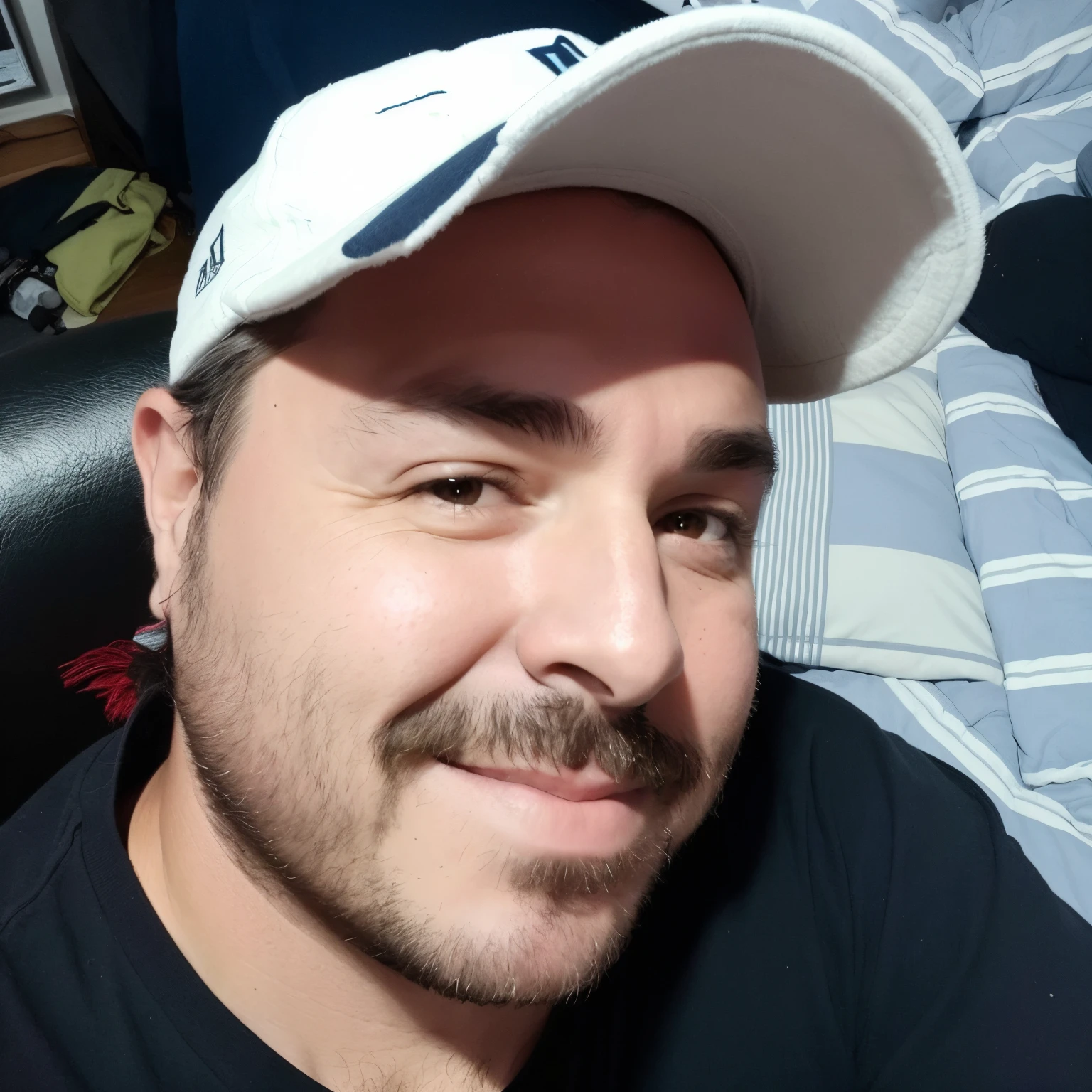 There's a man with a hat sitting in a chair, Foto do perfil, Streamer do Twitch / Jogador Ludwig, Foto selfie 8k, Foto do perfil do headshot, Homens de 45 anos, Postagem no Reddit, Foto do perfil 1024px, selfie de um homem, Foto do perfil, cerca de 3 5 anos, Homem de 4 0 anos, (38 anos)