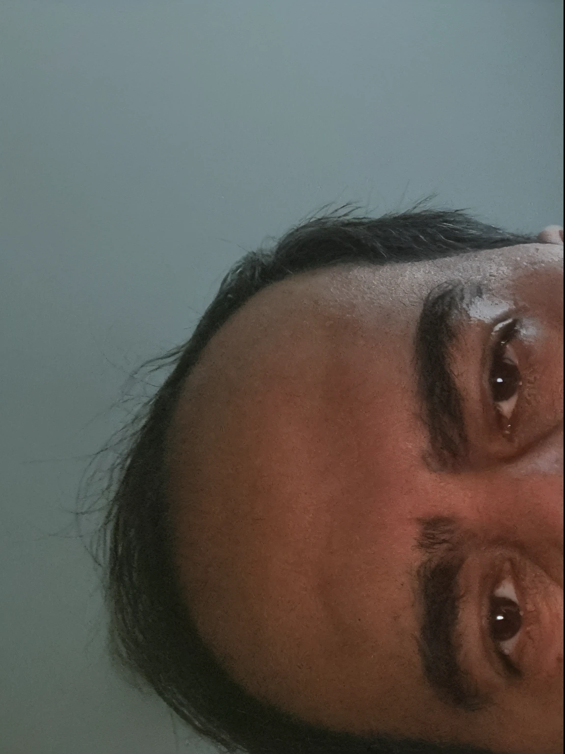 there is a man who is standing with a remote control in his hand, Homem de 4 0 anos, (38 anos), Homens de 45 anos, cerca de 3 5 anos, Homem de 5 0 anos, imagem de qualidade muito baixa, Fotografia selfie 8k, 38 anos, 3 6 anos, imagem frontal, selfie de um homem