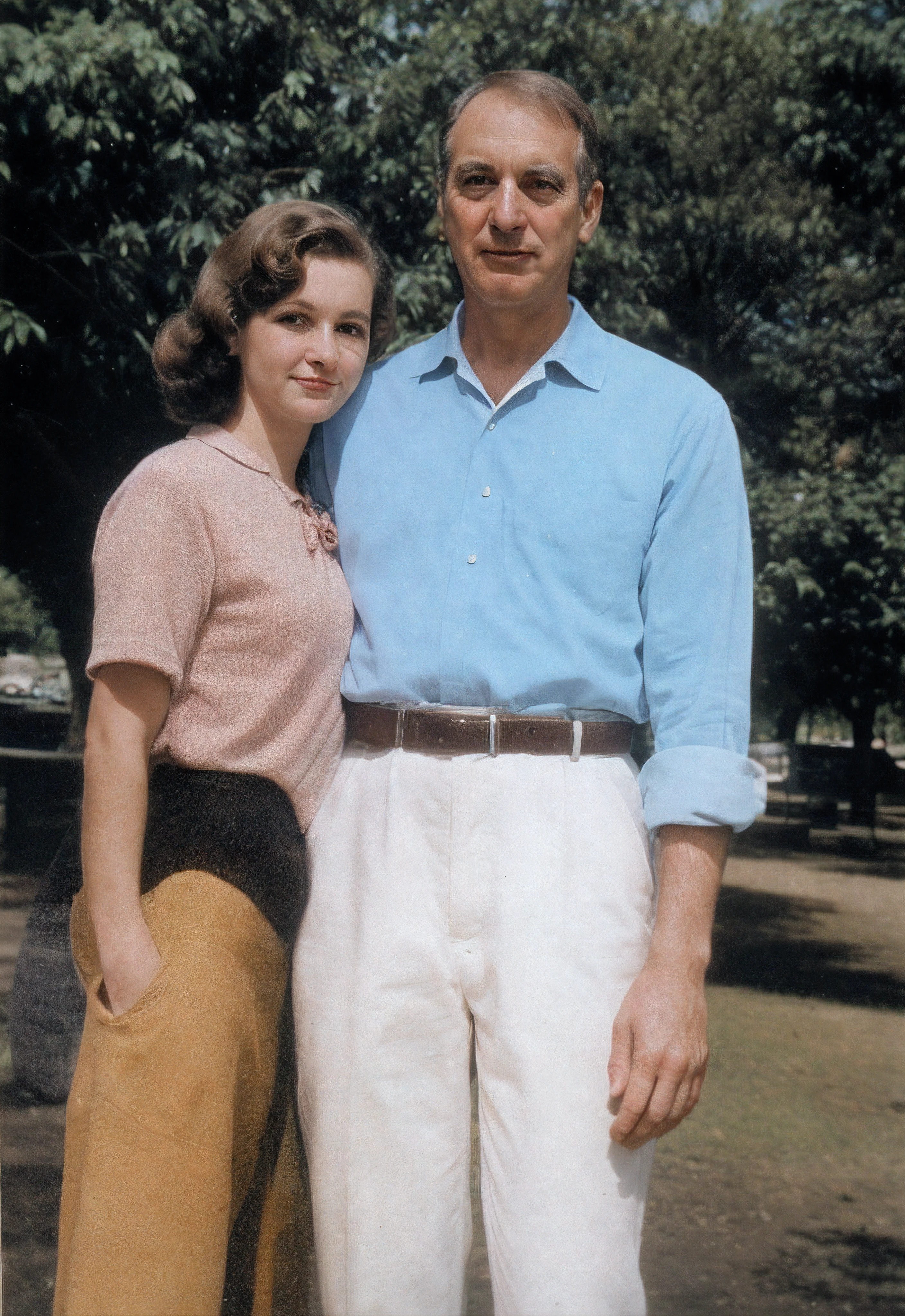 they are in a park with trees in the background, fotografia colorida antiga, uma foto colorida, foto colorida, momma and papa, Fotografia colorida dos anos 1960, foto colorida antiga, colorido, foto colorida vintage, foto em cores, fotografia colorida, foto colorida, estilo william eggleston, cor restaurada, cor vintage, Joel Sternfel