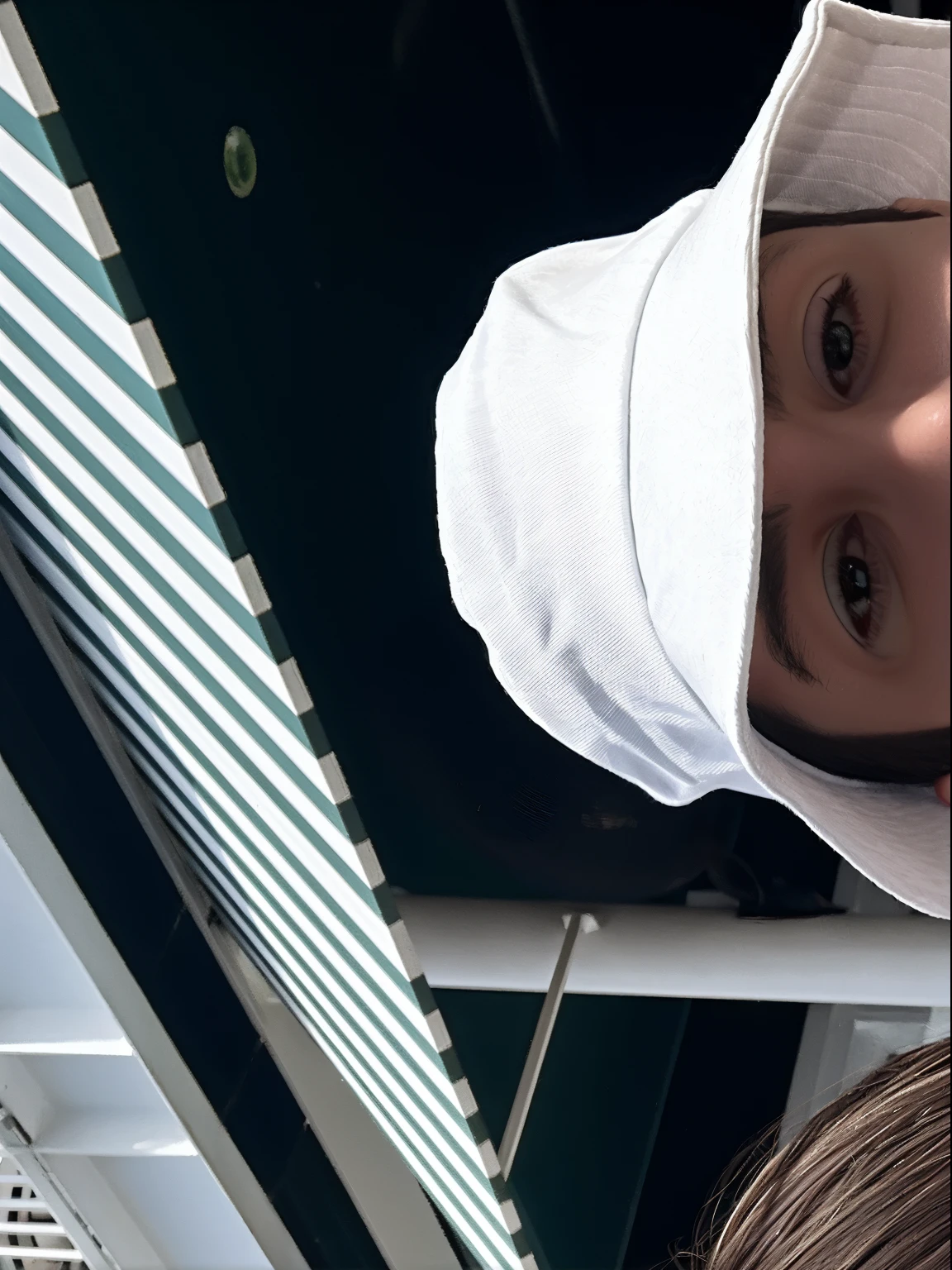 They are posing for a photo with a glass of wine in their hand, Foto de vacaciones, en un barco, Tyler Edlin y Natasha Tan, Tomada en iPhone 14 Pro, imagen de muy muy muy baja calidad, Tomada en iPhone 1 3 Pro, taken in the early 2020s, en un barco en un lago, Jordan Grimmer y Natasha Tan, Foto de Snapchat