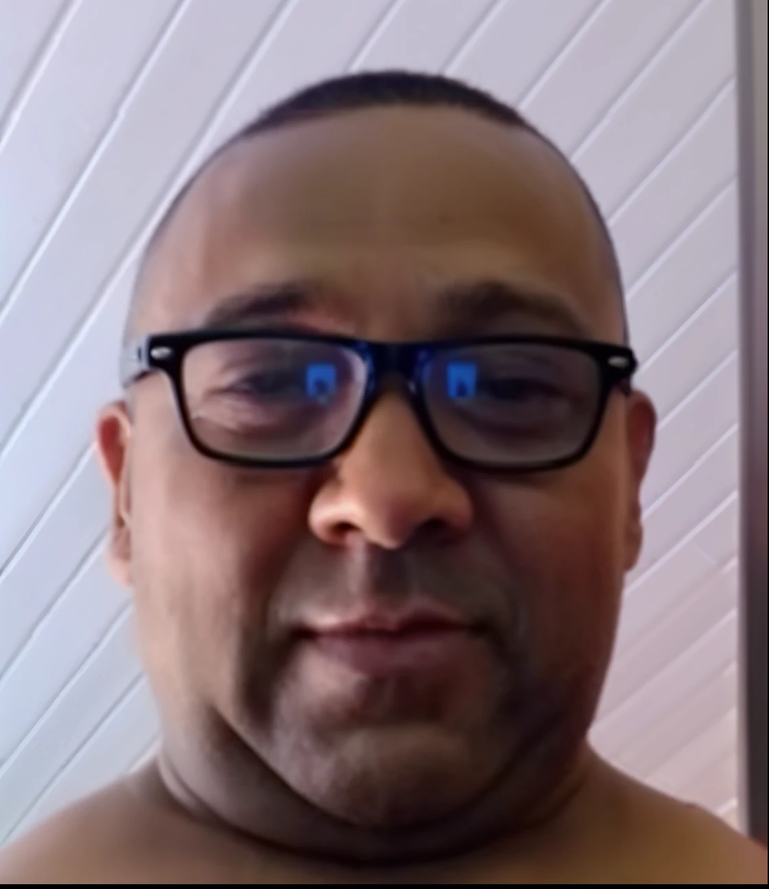 There's a man with glasses when taking a selfie, foto de perfil, Homens de 45 anos, foto do perfil, Homem de 4 0 anos, foto de perfil, imagem frontal, foto de perfil headshot, foto de um homem branco de 50 anos, selfie de um homem, me, Ronaldo Nazario Fenomeno, Homem de 5 0 anos, Ronaldo Nazario