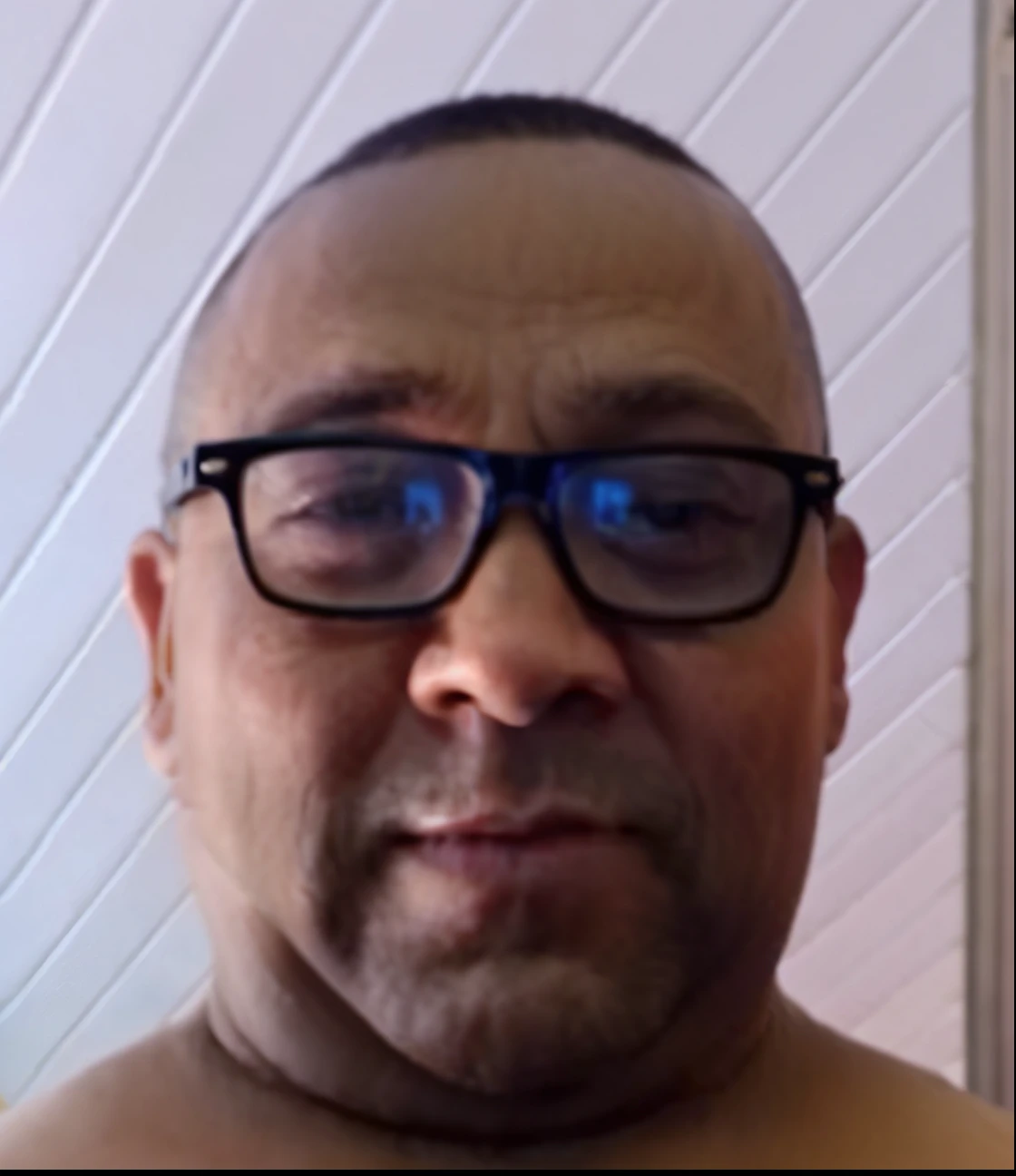 There's a man with glasses when taking a selfie, foto de perfil, Homens de 45 anos, foto do perfil, Homem de 4 0 anos, foto de perfil, imagem frontal, foto de perfil headshot, foto de um homem branco de 50 anos, selfie de um homem, me, Ronaldo Nazario Fenomeno, Homem de 5 0 anos, Ronaldo Nazario