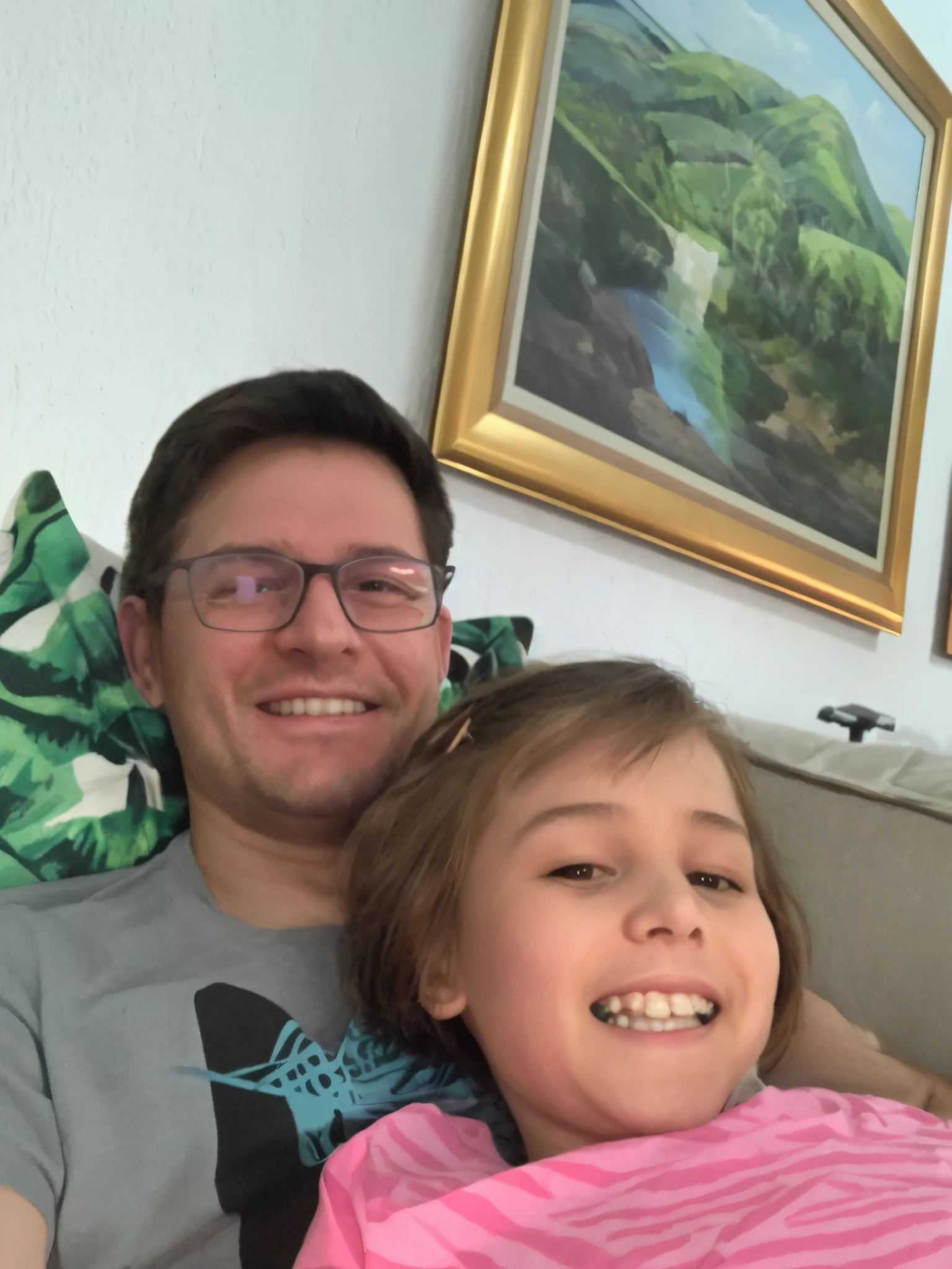 There's a man and a girl lying on a couch, relaxing and smiling at camera, sitting on the couch, both smiling for the camera, with a kid,m, relaxing on the couch, on a couch, imagem do avatar, uma imagem, sitting on couch, testa larga paterna carinhosa, sitting on couch, smiling happily at the camera Disney pictures style