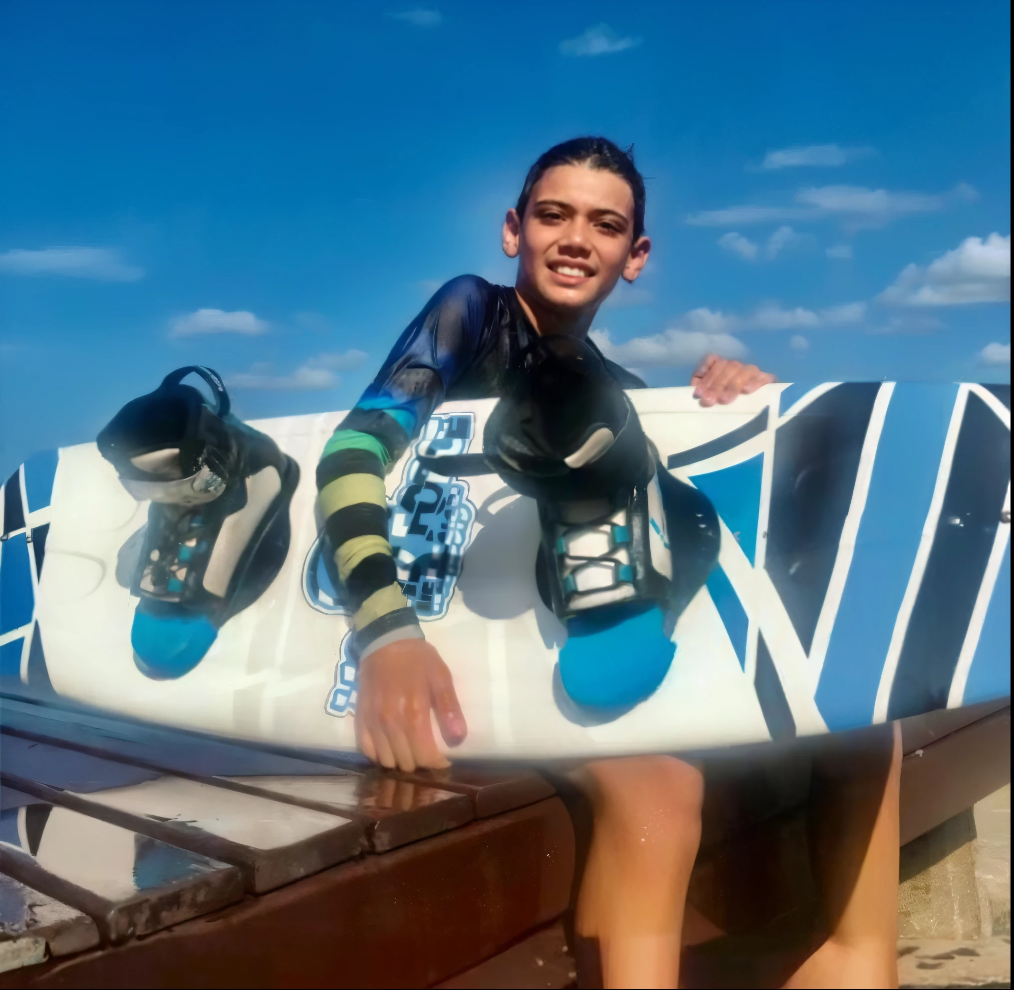 Homem arafa sentada em um banco segurando uma prancha de surf em um cais, caio santos, grande obra-prima, Caroline Gariba, lucas graziano, imagem do avatar, foto de perfil, 13 anos, 1 6 anos, Viktoria Gavrilenko, simona sbaffi is the captain, Divirta-se, imagem de perfil, Karolina Cummings