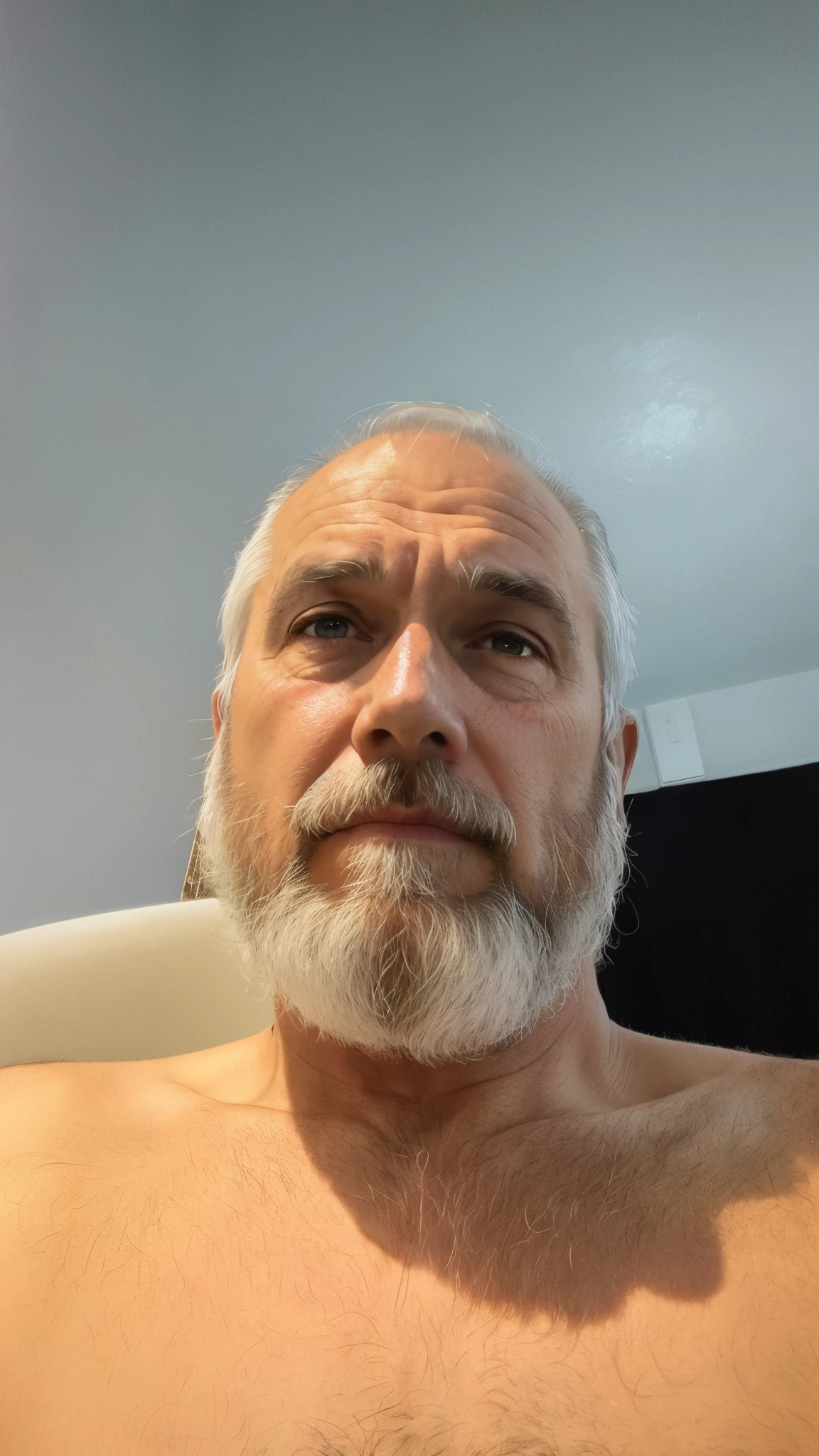 there is a man with a beard and a white shirt, foto de um homem branco de 50 anos, selfie de um homem, Homens de 45 anos, Homem de 5 0 anos, Fotografia selfie 8k, Homem de 4 0 anos, barba branca curta, bald head and white beard, alguns cabelos grisalhos na barba, tarde - 4 0 s de idade