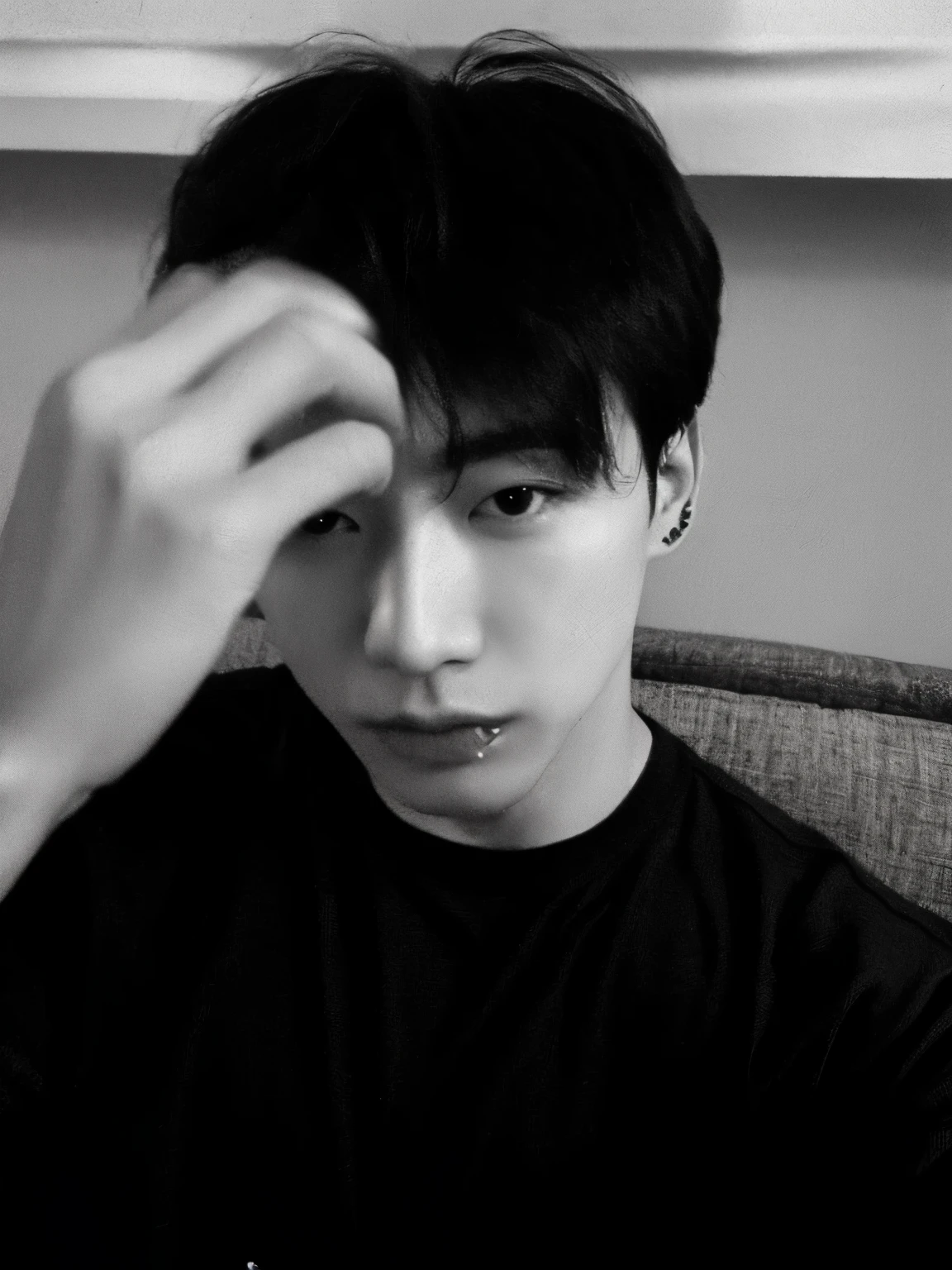 fit man sitting on a sofa holding a cell phone to his ear, TaeJune Kim, Ansel ], Cai Xukun, SFW, Hyung Tae, Yanjun Chengt, Kim Doyoung, imagem em preto e branco, Jimin\'s right eyelid swollen, Tumblr, Hong June Hyung, Inspirado em Jeonseok Lee, inspirado em Ding Guanpeng