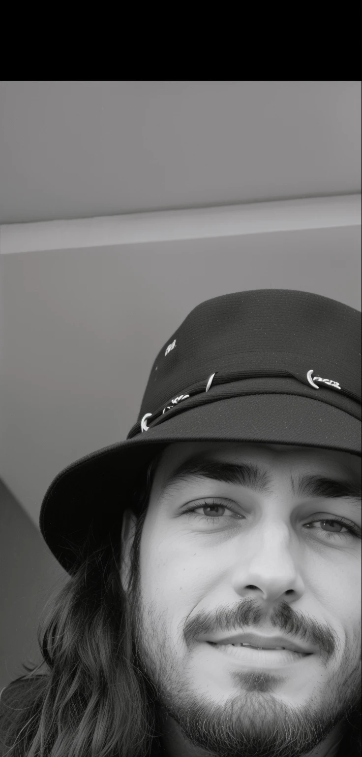 arafed homme aux cheveux longs portant un chapeau et une veste noire, Archwizzard dans un chapeau, Image en noir et blanc, Andrew Dickson, Il porte un chapeau, prise au début des années 2020, prise à la fin des années 2010, prise à la fin des années 2000, monochrome ???? et blanc, Photo de profil