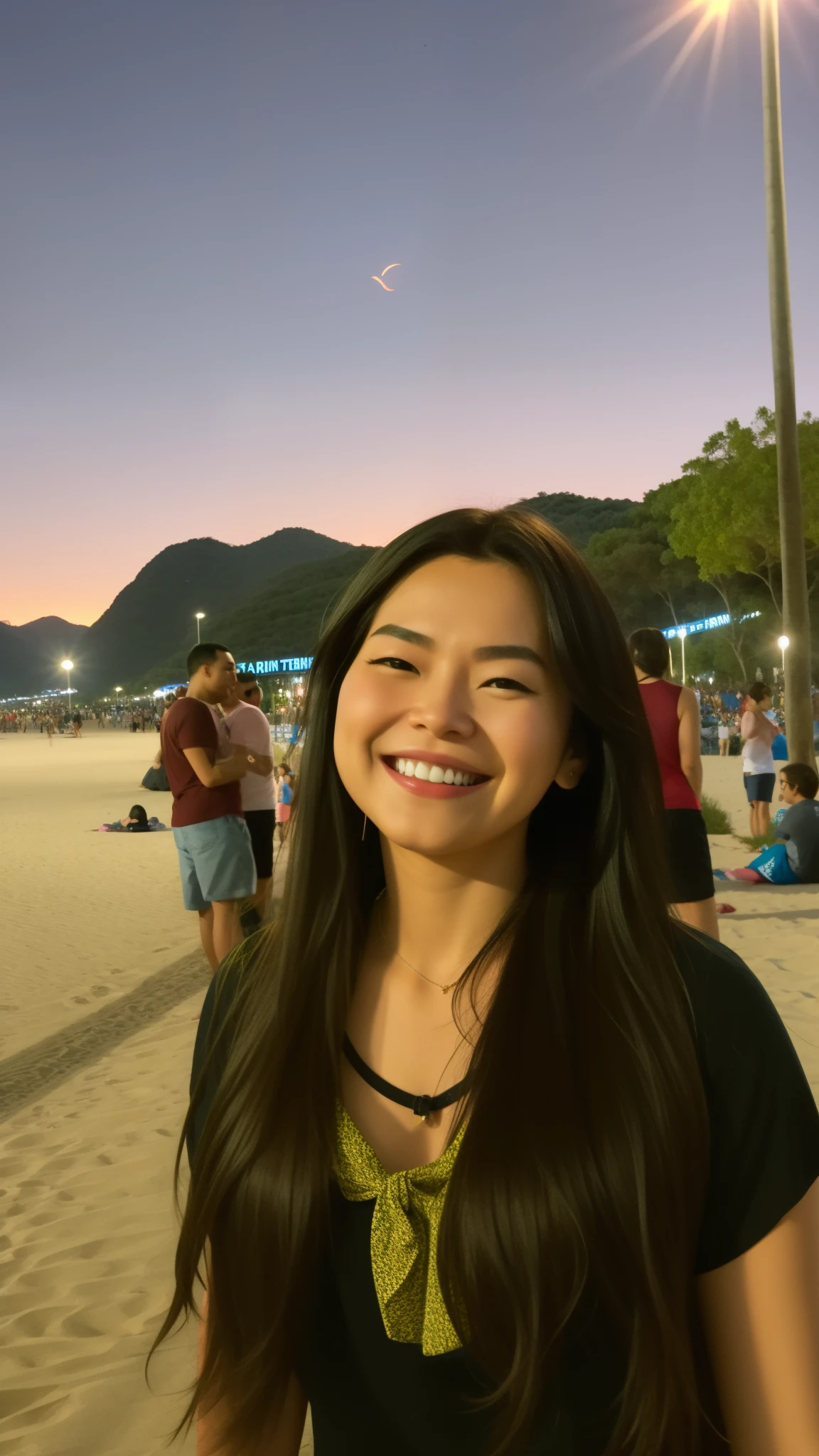 smiling woman in black shirt in front of a crowd of people, at sunset, Parque em segundo plano, muito ligeiramente sorridente, during sunset, at a beautiful sunset, on the beach at sunset, in the sunset, com um parque ao fundo, imagem do avatar, perto da praia, ligeiramente sorridente