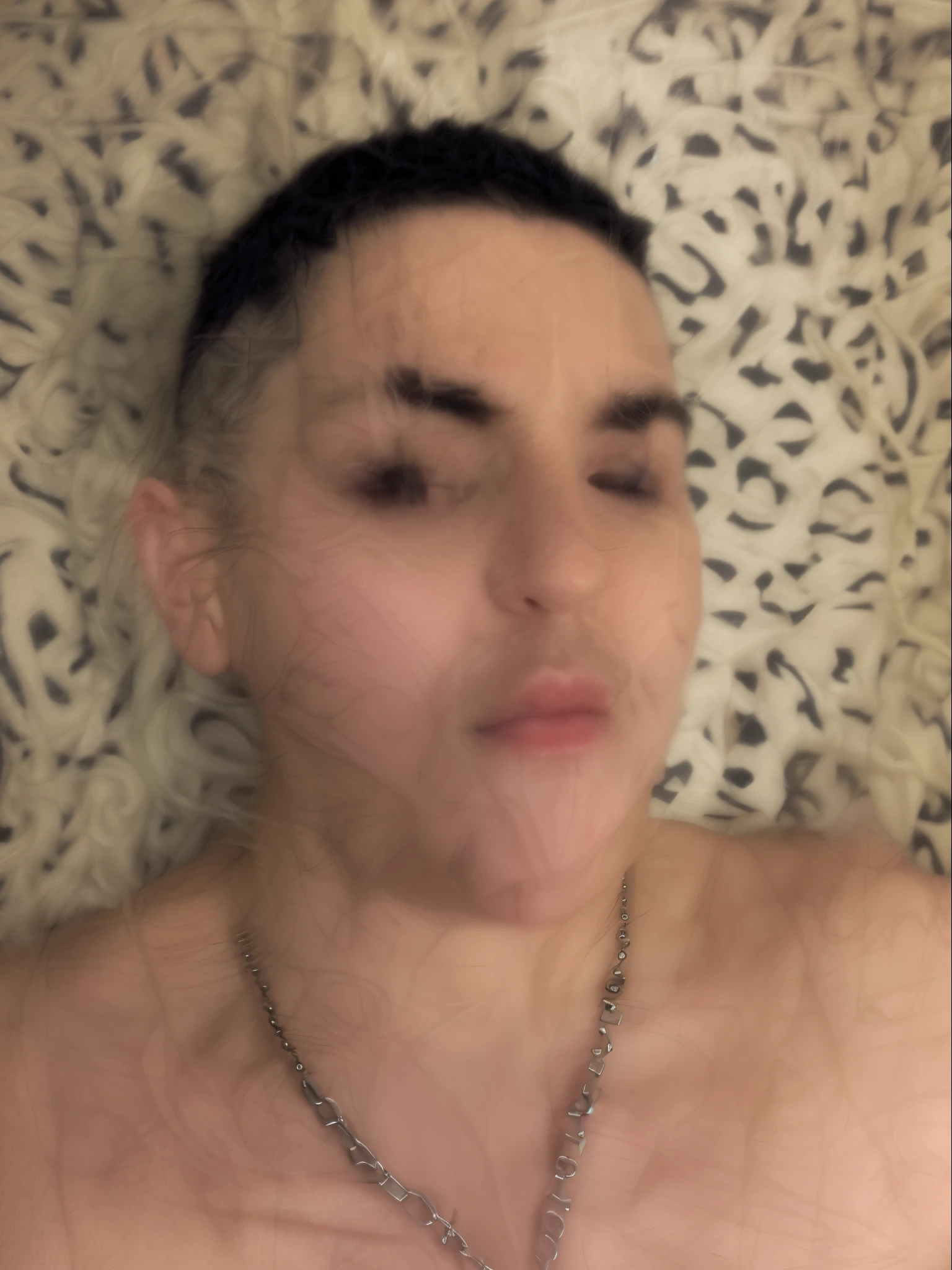 Man with a chain around his neck and a necklace, 18 anos, 2 2 anos, 2 3 anos, em torno de 1 9 anos, 21 anos, rosto raspado, 1 6 anos, 2 4 anos, rosto largo raspado limpo, raspado limpo largo largo face larga, limpo raspado, 2 7 anos