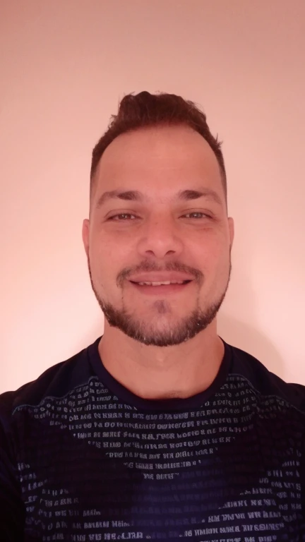 homem com barba e camisa azul sorrindo, Streamer do Twitch / Jogador Ludwig, david rios ferreira, Michal, Andreas M Wiese, foto de perfil headshot, foto de perfil profissional, icaro carvalho, cerca de 3 5 anos, 3 2 anos, andre shulze, imagem de perfil, Directed by: Nandor Soldier, imagem frontal