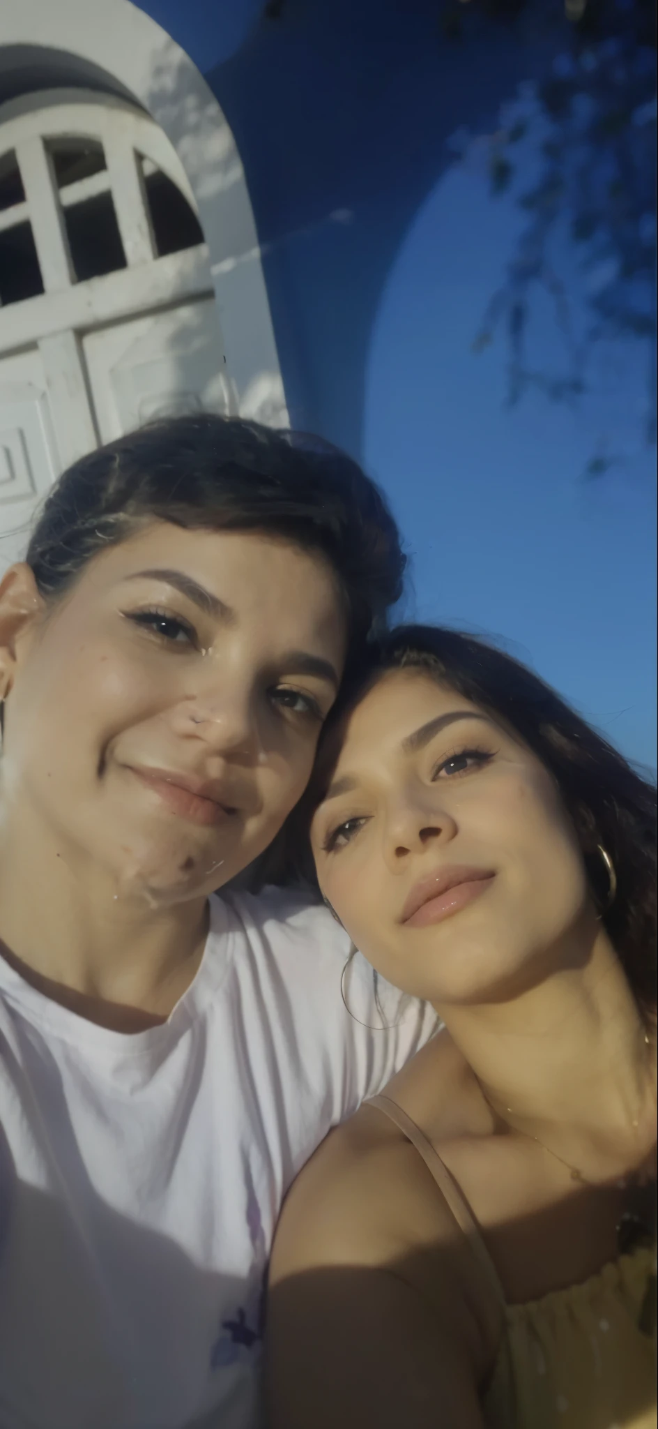 uma mulher bonita, 32 anos, cabelos ruivos curtos, olhos castanhos cintilantes, com , com um blaser roxo e rosa, saia, e fundo branco, detalhes intrincados,
