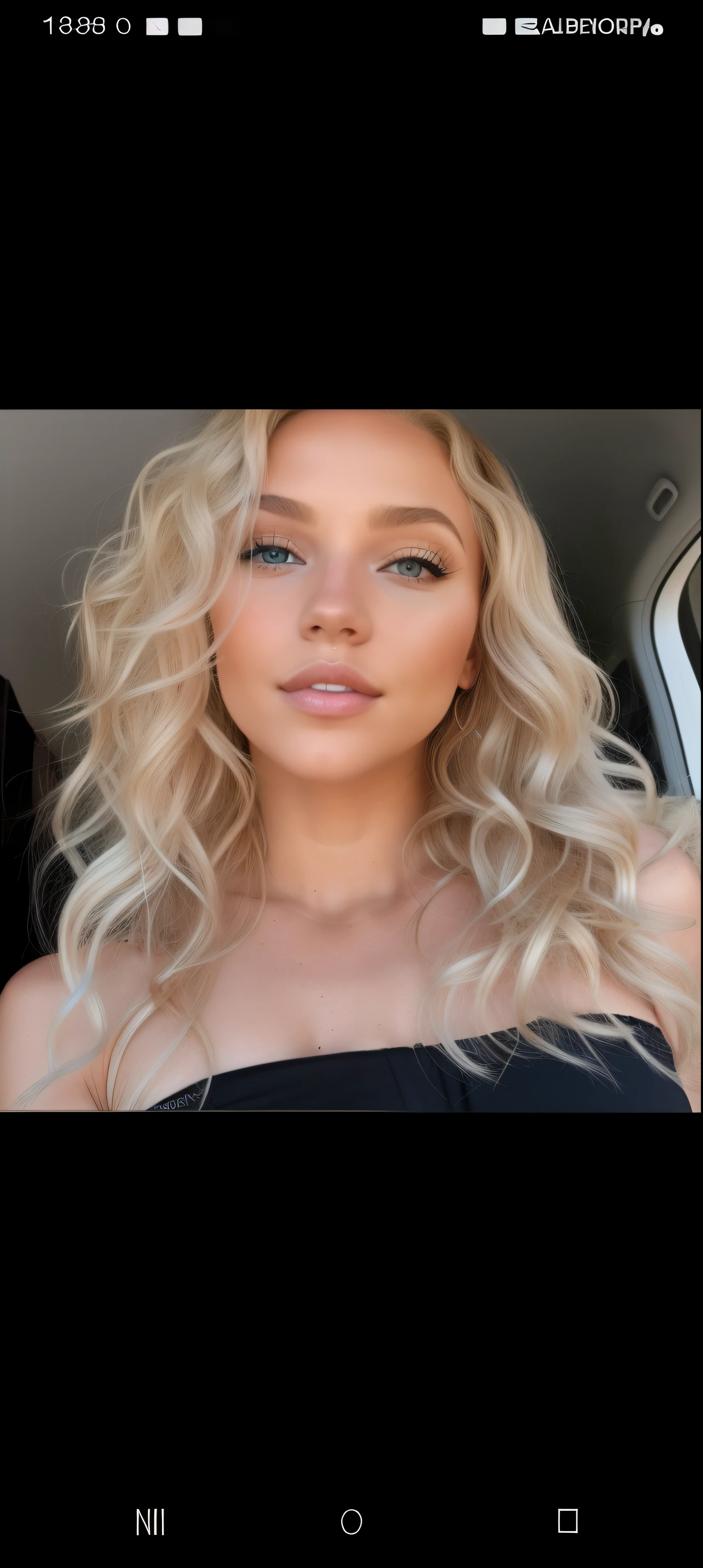 Frau mit blonden Haaren und einem schwarzen Top, blasse Haut, lockiges blondes Haar, her hair is white, White curly hair, curly white hair, perfect white haired girl, silbernes lockiges Haar, unordentliches, wavy white hair, Sydney Sweeney, blondes und silbernes Haar, Brunette with blonde dyed hair, a girl with blond hair, lockiges blondes Haar, gesampt porte, nackt, leg open,