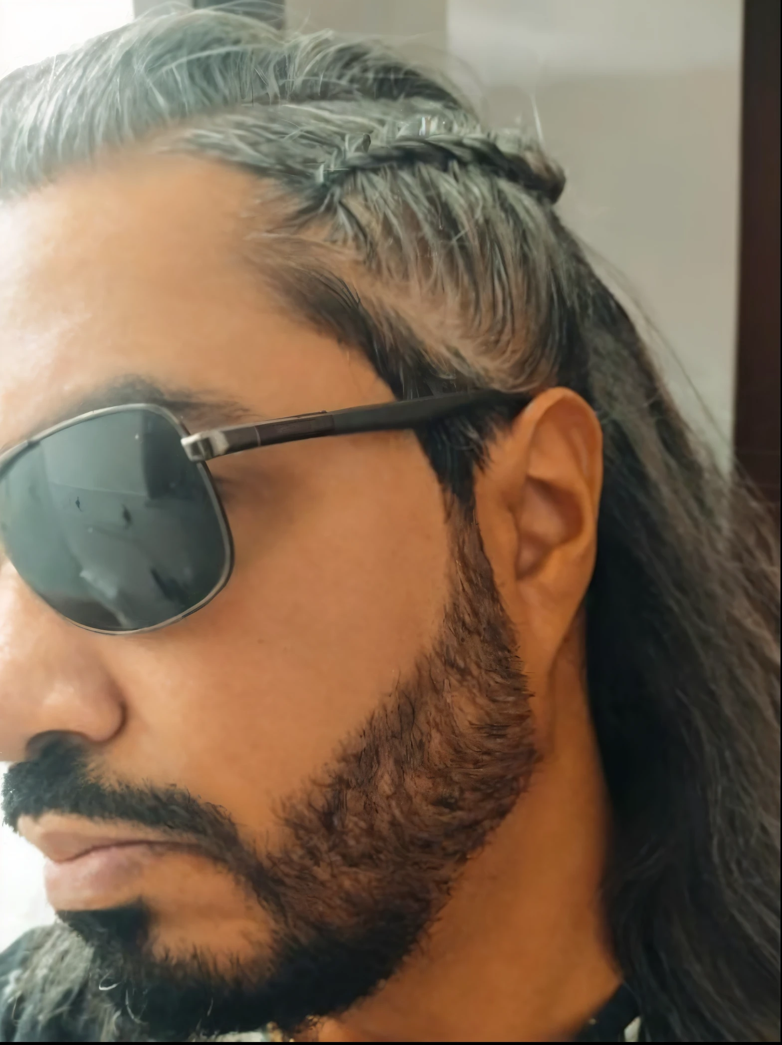 there is a man with long hair and sunglasses, braided beard, alguns cabelos grisalhos na barba, corte de cabelo longo mullet, cerca de 3 5 anos, long braided hair on top of head, thick braided beard, cabelos grisalhos, rabo de cavalo e barba, Homem de 4 0 anos, picos longos, 3 2 anos, parted hair, ele tem cabelos grisalhos escuros