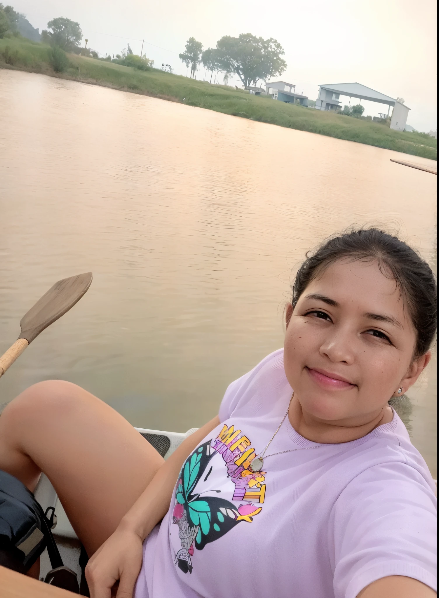 woman in a purple shirt is sitting in a boat on a lake, em um barco em um lago, no lago, foto selfie, em um lago, during sunset, em um lago, sentado em um pequeno barco de bambu, Foto POV, tirada na hora dourada, em um barco, no meio de um lago, Lago ao fundo, in the sunset