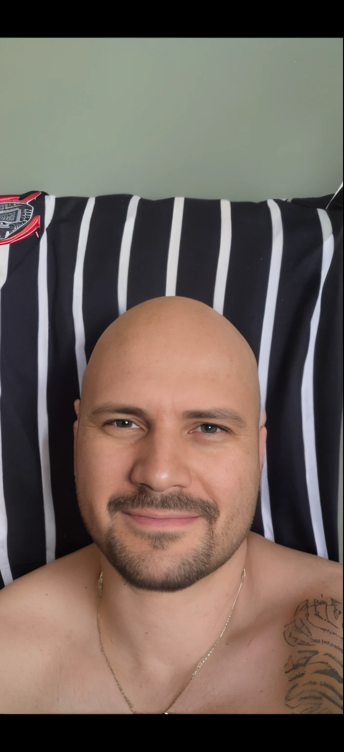 There's a man with a bald head and a tattoo on his chest, Homem de 4 0 anos, Homens de 45 anos, sem cabelo, completamente careca;, 38 anos, (38 anos), 3 6 anos, 3 2 anos, 35 anos, 3 5 anos, restolho raspado, shaved head, 2 9 anos