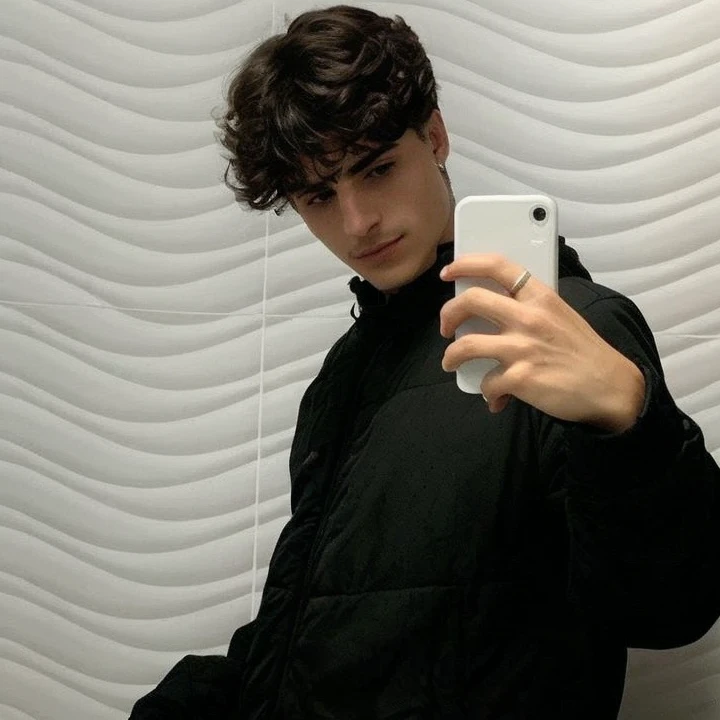 Homem de Arafed tirando uma selfie em um espelho com um celular, Condutor de Ene, ele tem cabelos castanhos curtos e cacheados, foto de perfil, Streamer do Twitch / Jogador Ludwig, inspired by John Luke, imagem de perfil, inspirado em Luca Zontini, foto de perfil, Foto de perfil, inspirado por Ion Andreescu, Aykut Aydogdu, foto de perfil 1024px, inspired by timothée chalamet, foto de instagram, real, sem barba, foto com iphone, dedos perfeitos, maos perfeitas