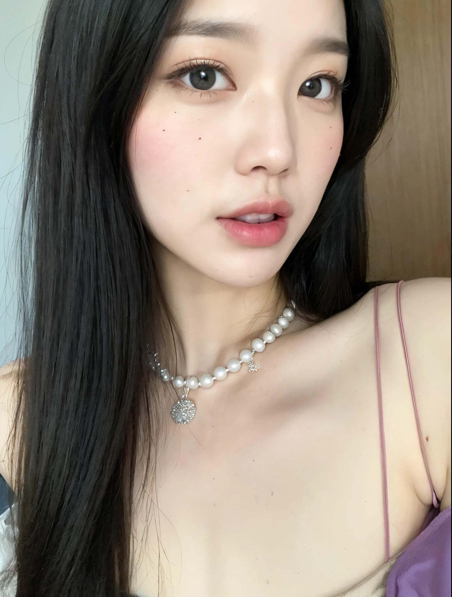 Un primer plano de una mujer con un collar y un collar, labios claros y de alta calidad, maquillaje coreano popular, maquillaje popular de corea del sur, small lips pointed nose, cara sexy con maquillaje completo, pale labios delgados, with very labios delgados, hermoso rostro estetico, ulzzang, labios delgados, ojos rojos y cara delgada, pale korean adorable face, labios rojos tenues