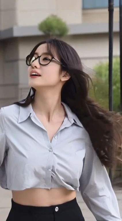 ((top-quality、8K、tmasterpiece:1.3))、Twenty years old、Long gray hair、Focus Clear:1.2、Beautiful woman with perfect style:1.4、Slim abs:1.2、((dark brown hair、Colossal tits:1.2))、(White button-down long shirt:1.1)、School playground:1.2、Highly Detailed Face and Skin Textur、詳細な目、二重まぶた、camel top、wears glasses、denim pant、The same person