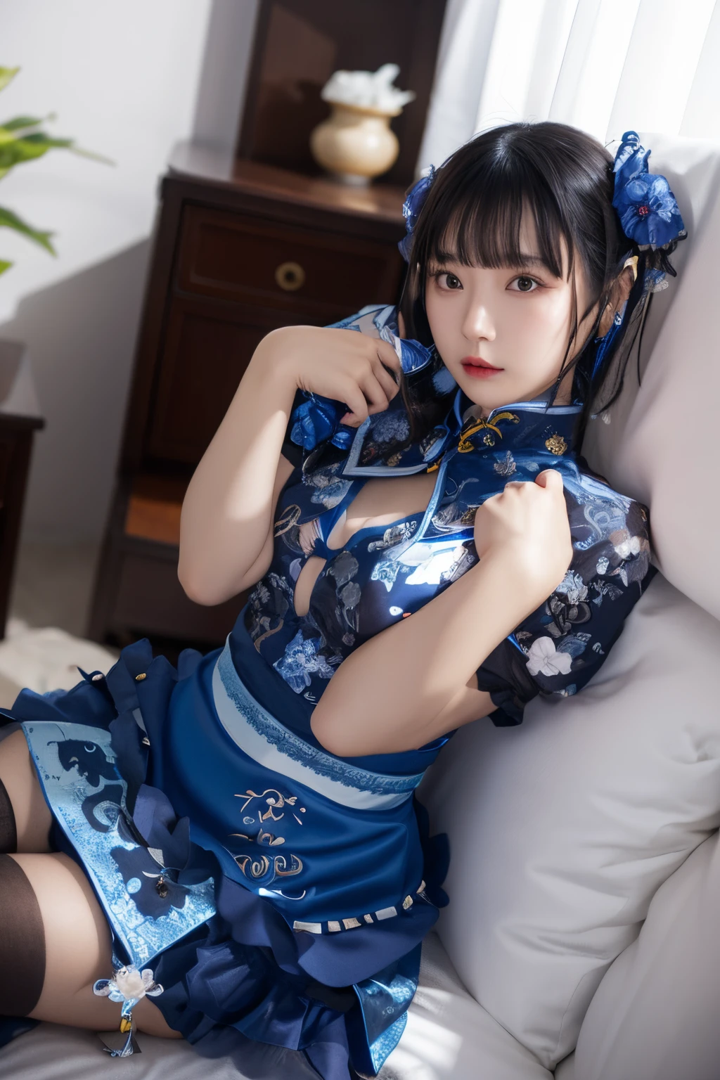 A dark-haired、Blue cheongsam