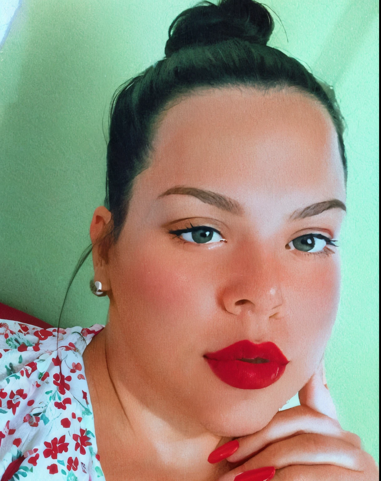 tem uma mulher deitada na cama com batom vermelho, thick red lips, foto do snapchat, imagem de perfil, Batom vermelho no rosto, small and thick red lips, red lips, foto de perfil, both have red lips, inspired by Louisa Matthíasdóttir, Big Red Lips, taken in the early 2020s, foto de perfil