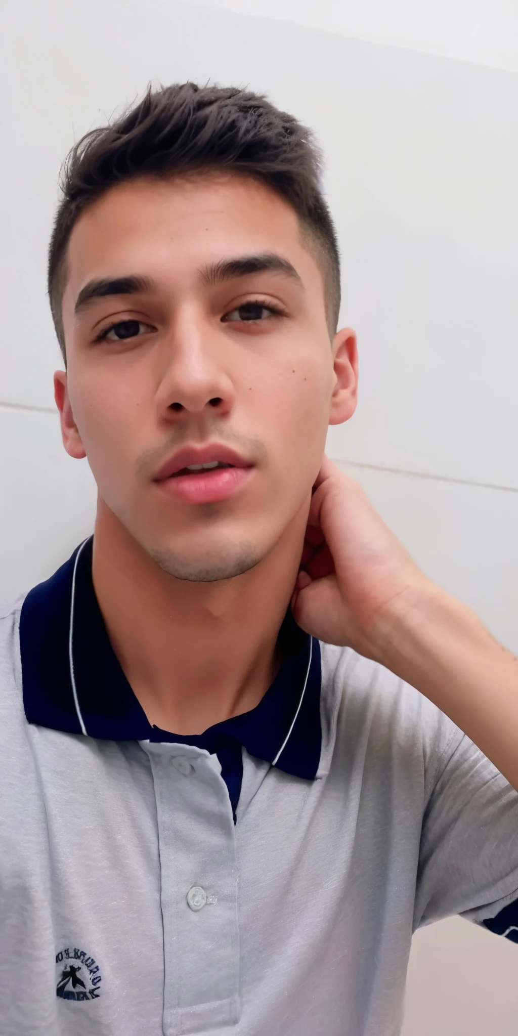 arafiado com camisa cinza e camisa de colarinho azul, em torno de 1 9 anos, 18 anos, 1 6 anos, tommy 1 6 anos de idade, imagem frontal, Alex, taken in the early 2020s, andres rios, Jose Miguel Romano Francisca, caio santos, imagem de qualidade muito baixa, 1 9 anos