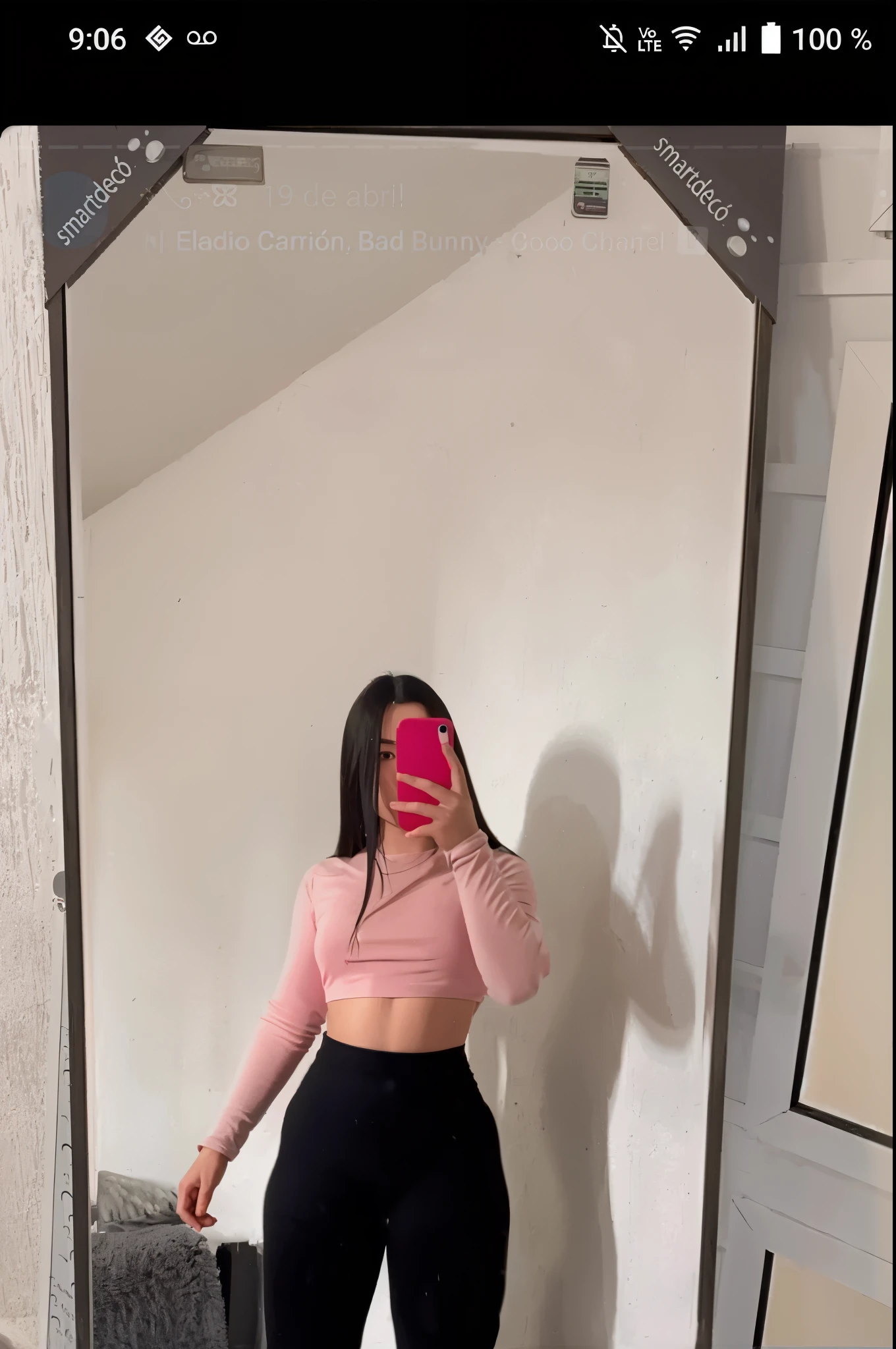 Arafed Woman taking a selfie in front of a mirror, Traje ajustado, Foto en forma, Imagen de cuerpo entero, Thicc, Ajuste ajustado, Ella tiene un vientre redondo y gordo y tembloroso, cintura delgada y caderas gruesas, Usar ropa simple y ajustada, Usar ropa negra ajustada, Vestimenta ajustada, rosa y negro, cuerpo rosado, 2 20-year-old female model, completamente desnuda mostrando las nalgas y los pies