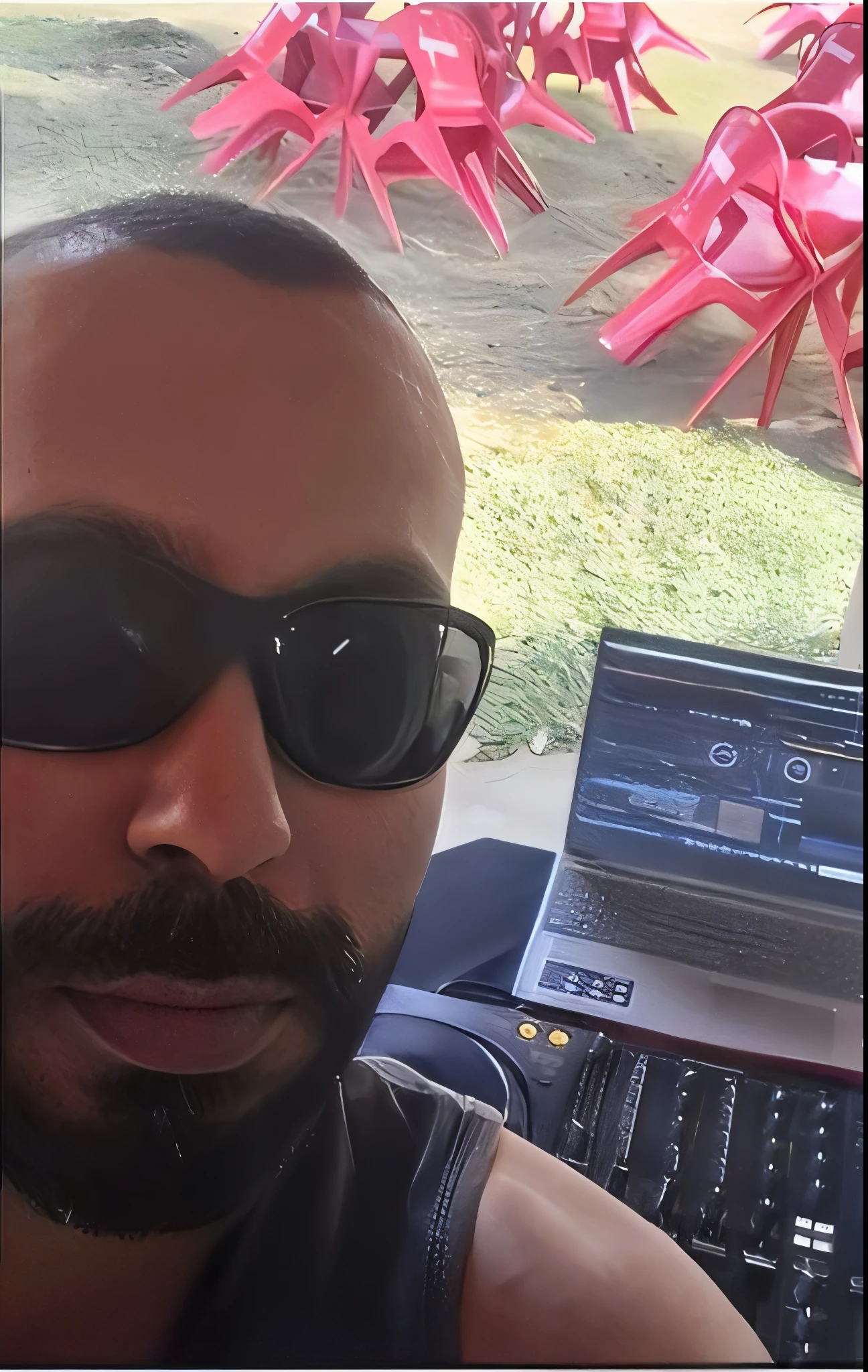 there is a man with sunglasses and a beard sitting in front of a laptop, tOcando techno house music, instagram story, 🌻🎹🎼, instagram post, low quality video, na frente de um computador, facebook post, Tiro no iPhone 1 3 Pro Max, # Oc, #Oc, Filmagens de baixa qualidade, suave em _ O pano de fundo