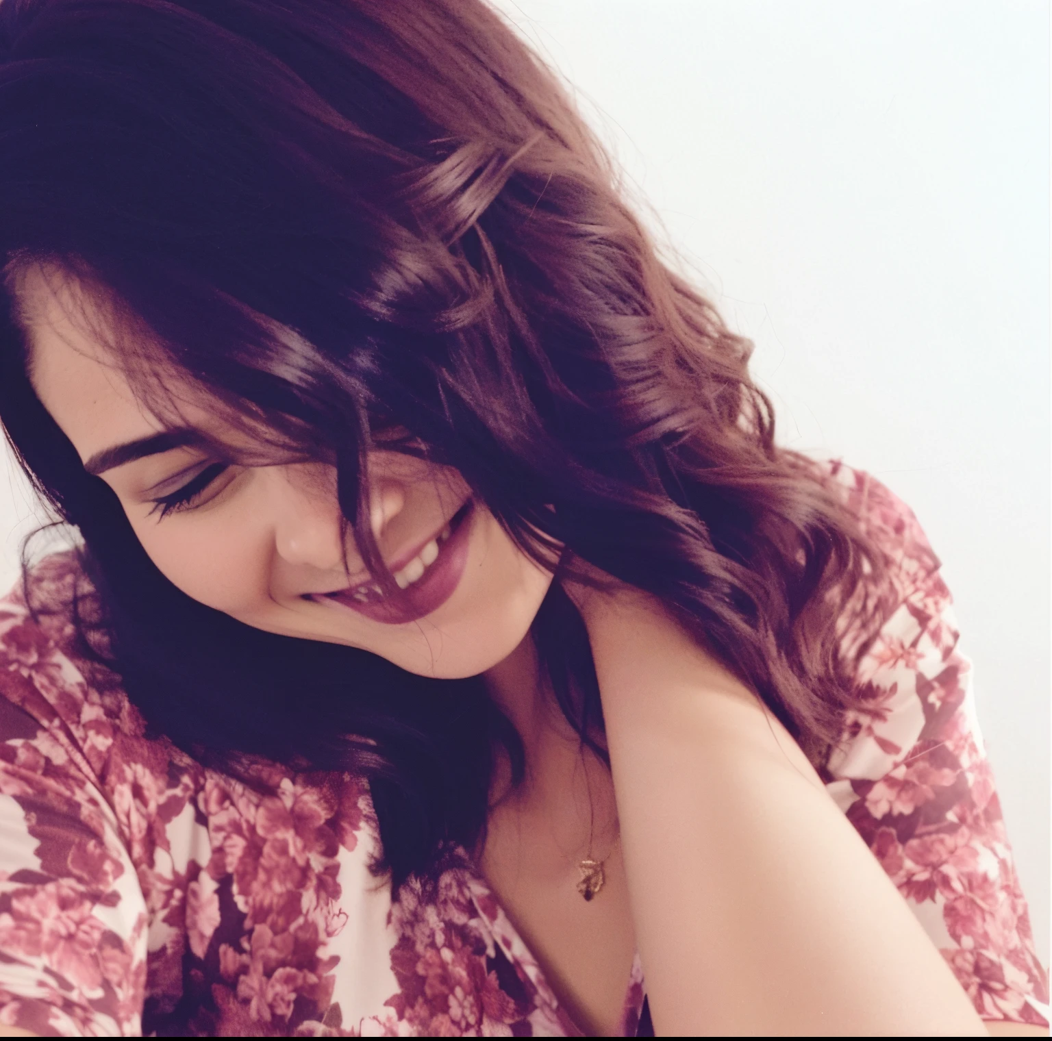 There is a woman who is smiling and holding her hair, candid picture, imagem de perfil, by Amelia Peláez, com um sorriso sedutor, foto de perfil, sorriso encantador, ela expressando alegria, Candid portrait photo, sorriso atrevido, lovely smile, linda senhora, Foto de perfil, Directed by: Pamela Ascherson, bonito e sorridente, Postagem no Reddit, Alegre, parecendo feliz