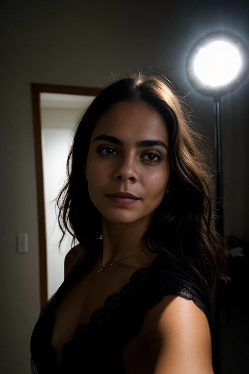 Foto RAW, Face selfie photo of beautiful 26 years old. Mujer, cara linda, Vestido ?????, cara feliz, Sombras duras, Cinematic shot, Dramatic lighting