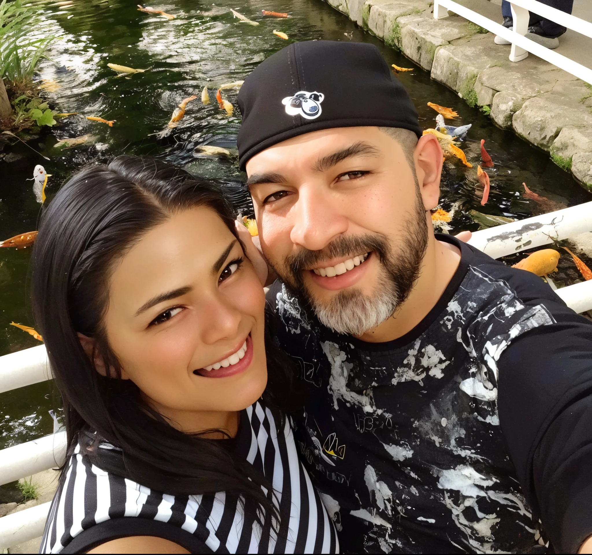 There's a man and a woman taking a selfie in front of a pond, Mulher de 30 anos de Cuba, peixes no fundo, facebook post, Postagem no Reddit, instagram post, par, Casal feliz, Sandra, Selfie, Fotografia tirada em 2 0 2 0, fotografia, Alanis Guillen, belos arredores, Alex Yanes e Lisa Frank
